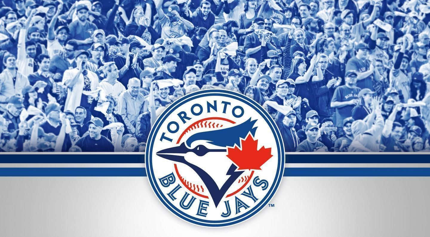 Blue Jays. 桌布 壁紙 — 一群充滿活力的藍色調多倫多藍鳥隊球迷圍繞著銀色橫幅上的球隊標誌歡呼。