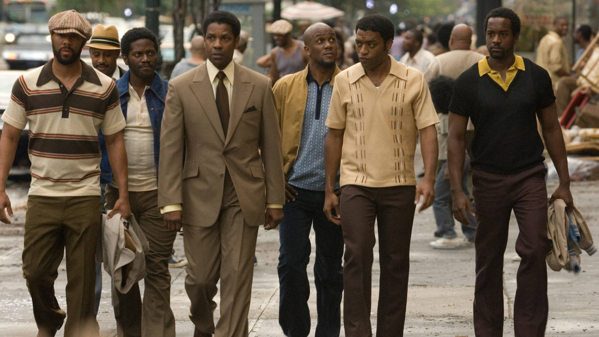 Denzel Washington 桌布 壁紙 — 一群六名黑人男性穿著1970年代街頭服飾，自信地走在陽光普照的城市人行道上。