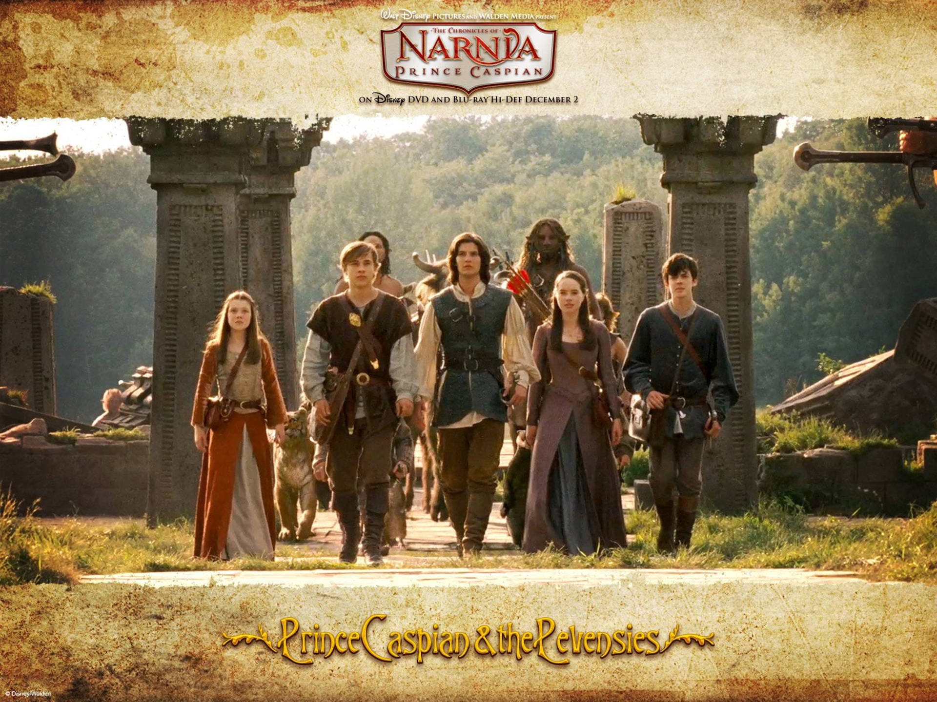 Narnia 桌布 壁紙 — 一群冒險者穿過陽光明媚的奇幻景觀中的古老石柱。