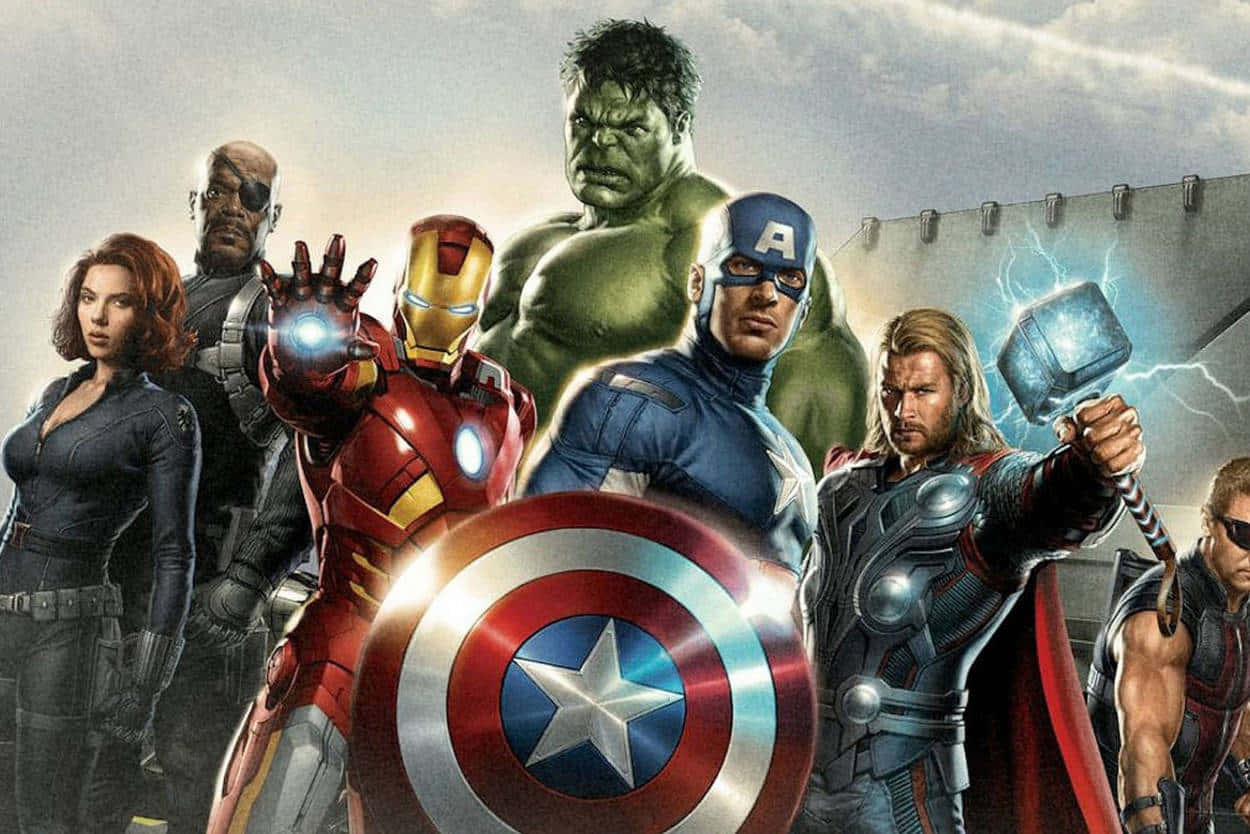 復仇者聯盟 桌布 壁紙 — 一群動態的Marvel超級英雄，包括鋼鐵人、浩克、美國隊長、索爾和黑寡婦，在陰雲密佈的天空背景下準備戰鬥。