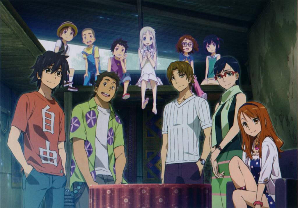 Anohana 桌布 壁紙 — 一群動漫角色聚集在燈光昏暗的房間裡，有些人站著，有些人坐在高起的平台上。