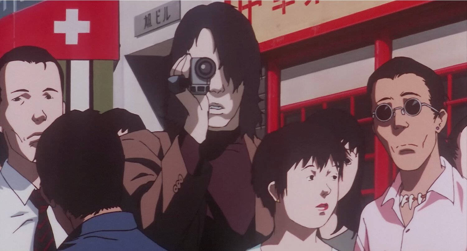 satoshi kon 桌布 壁紙 — 一群動漫角色聚集在繁華的城市街道場景中，有紅色的店面與可見的瑞士國旗。