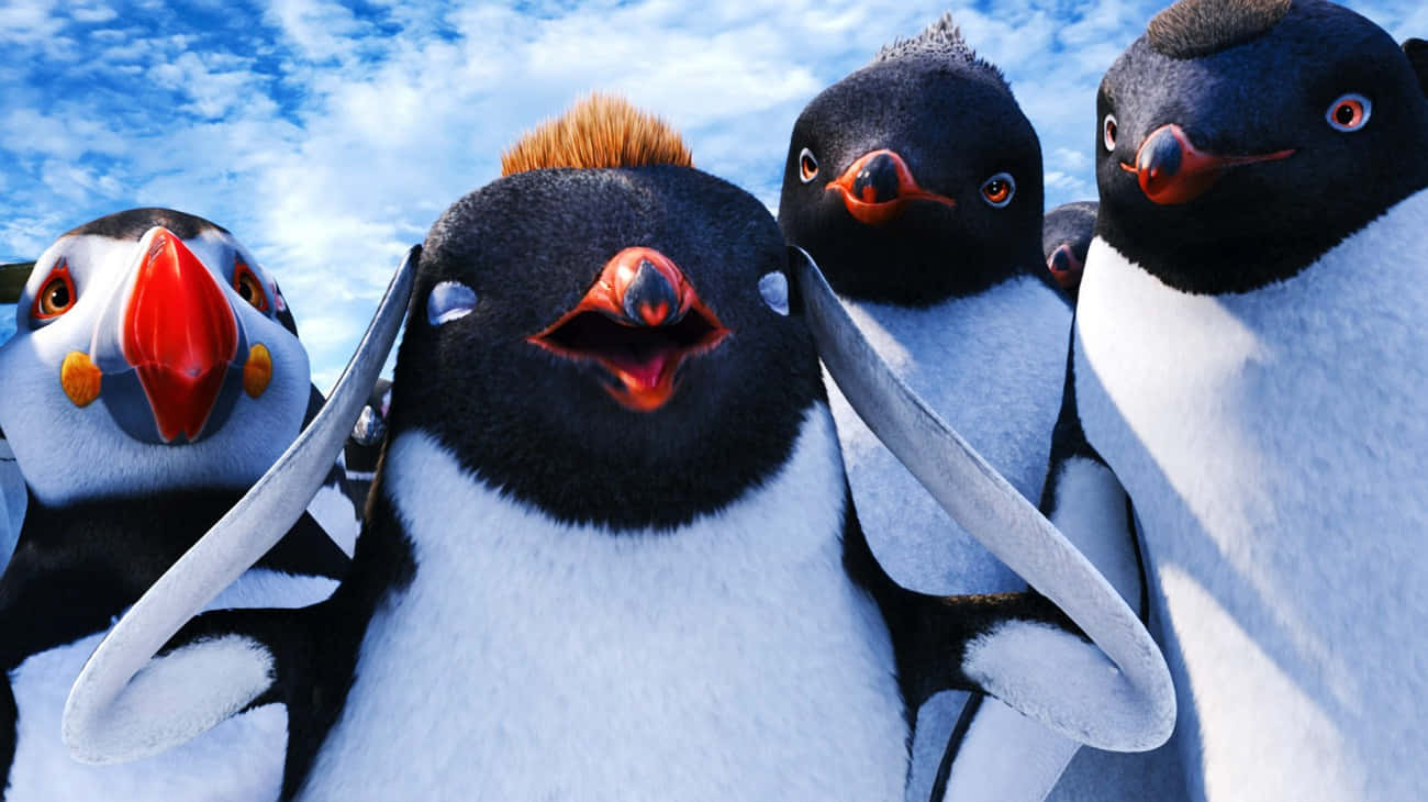 Penguin Funny 桌布 壁紙 — 一群動畫企鵝，擁有鮮亮的橙色喙和富有表情的眼睛，在藍天白雲的背景下直視觀眾。