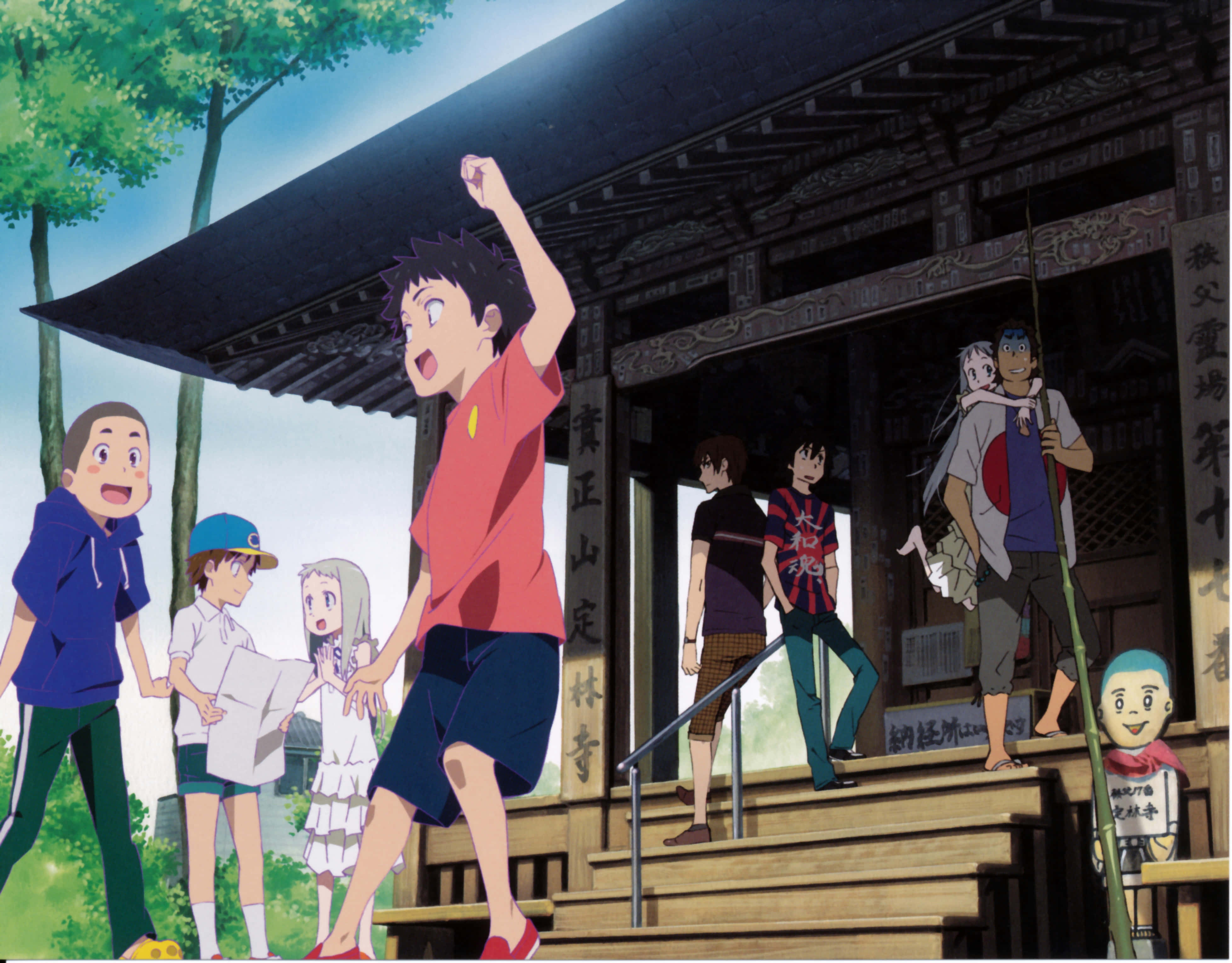 Anohana 桌布 壁紙 — 一群動畫小孩在明亮的日光下，歡樂地聚集在傳統日本寺廟的入口處。