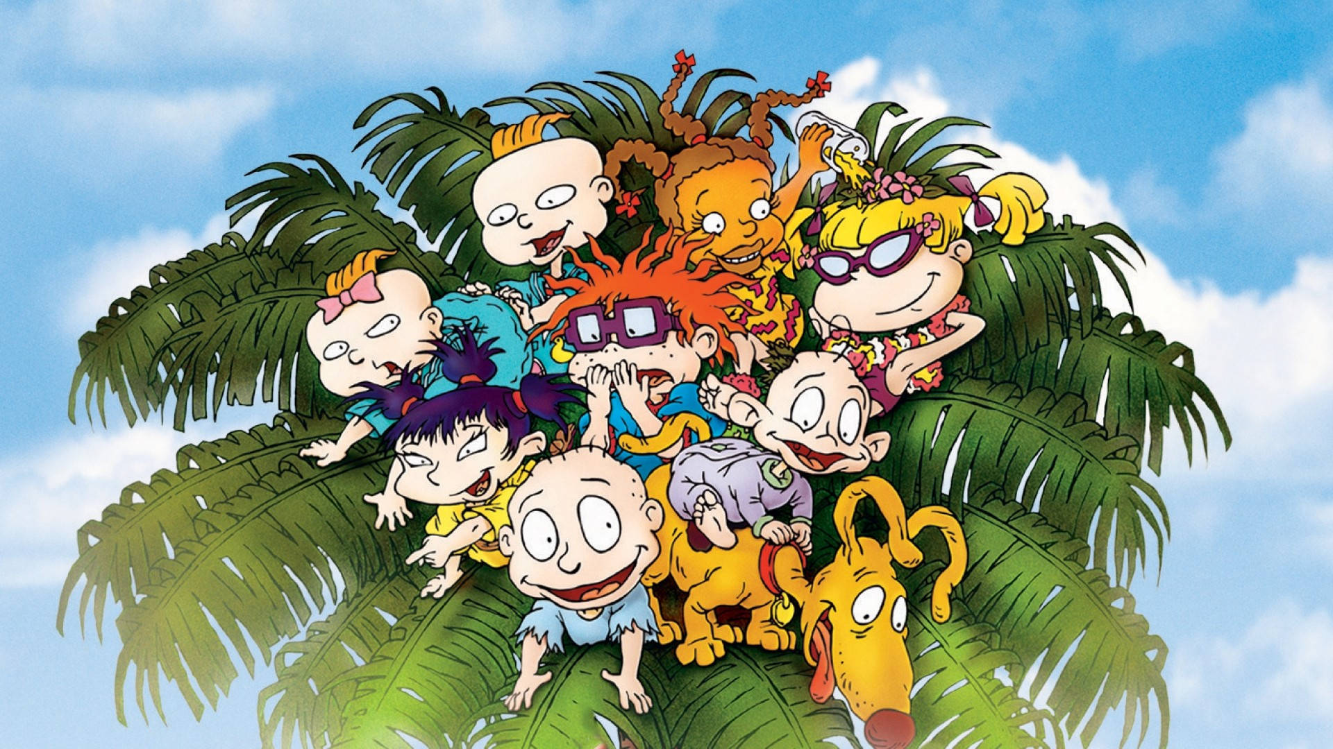 rugrats 桌布 壁紙 — 一群動畫幼兒和一隻狗快樂地棲息在一棵巨大的棕櫚樹上，背景是明亮的藍天。
