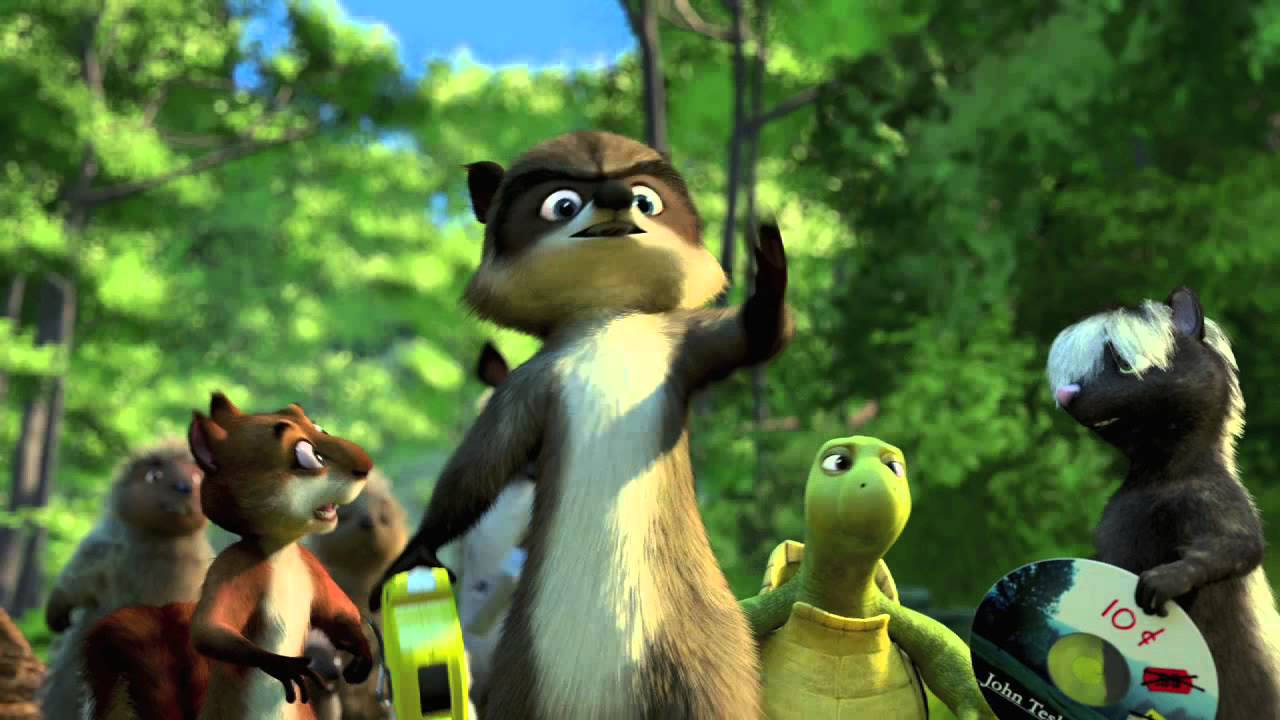 Over The Hedge 桌布 壁紙 — 一群動畫森林動物，包括一隻拿著軟尺的浣熊和一隻帶著CD的烏龜，聚集在陽光明媚的綠色林地中。