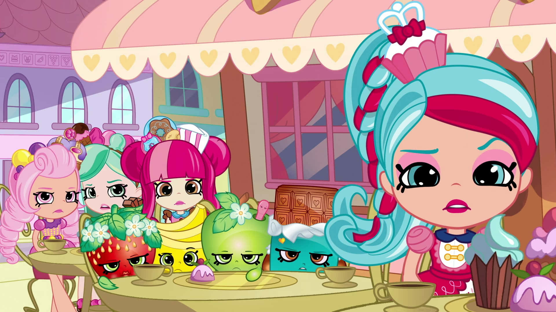 Shopkins 桌布 壁紙 — 一群動畫水果角色和擁有彩色頭髮的女孩坐在一個帶有心形裝飾的粉彩粉紅色咖啡廳的茶桌旁。