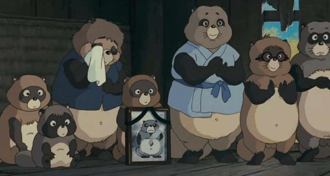 pom poko 桌布 壁紙 — 一群動畫浣熊狗在昏暗的木房間裡莊嚴地聚集在一個裱框肖像周圍。