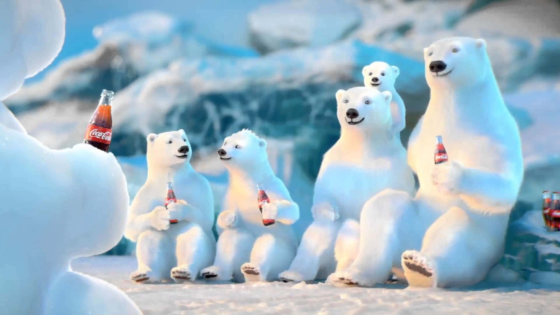北極熊 桌布 壁紙 — 一群北極熊家庭愉快地坐在冰天雪地中，手持可口可樂瓶。