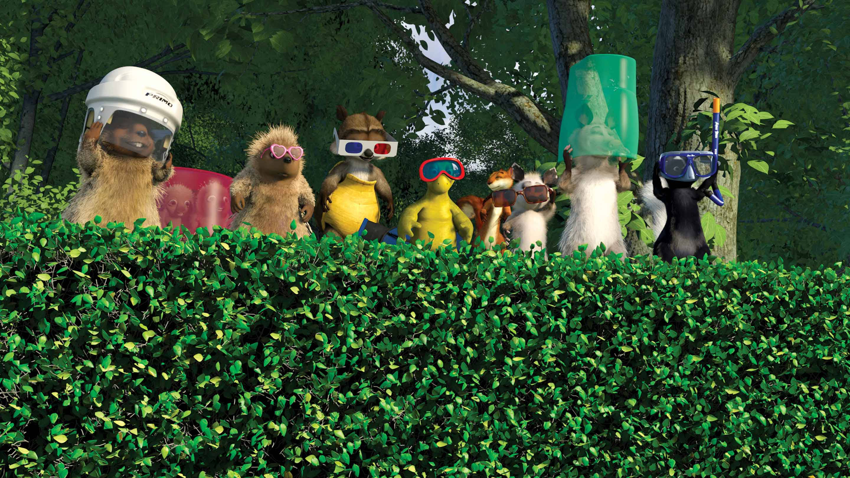Over The Hedge 桌布 壁紙 — 一群卡通動物穿著古怪裝備，在森林中從茂密的綠色樹籬上方窺視。