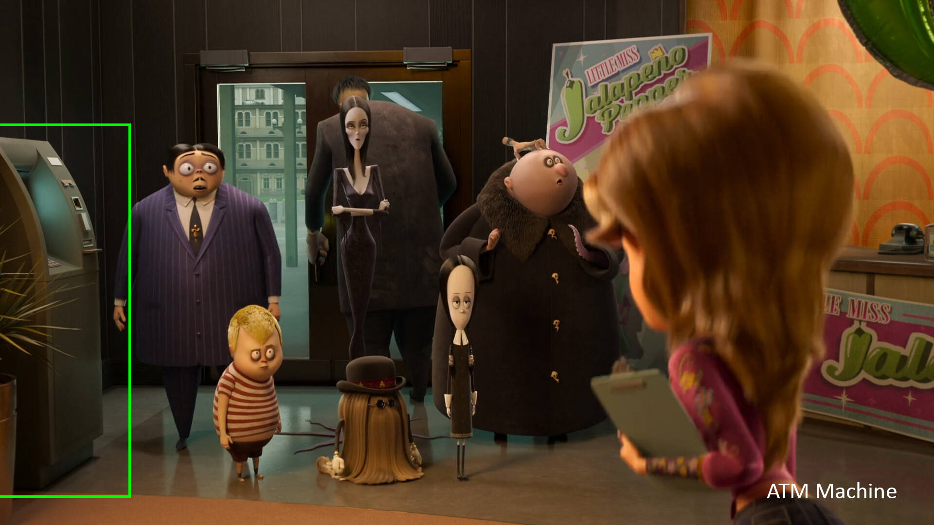 The Addams Family 2 桌布 壁紙 — 一群古怪的動畫角色在復古餐廳內，附近有一台發光的ATM。