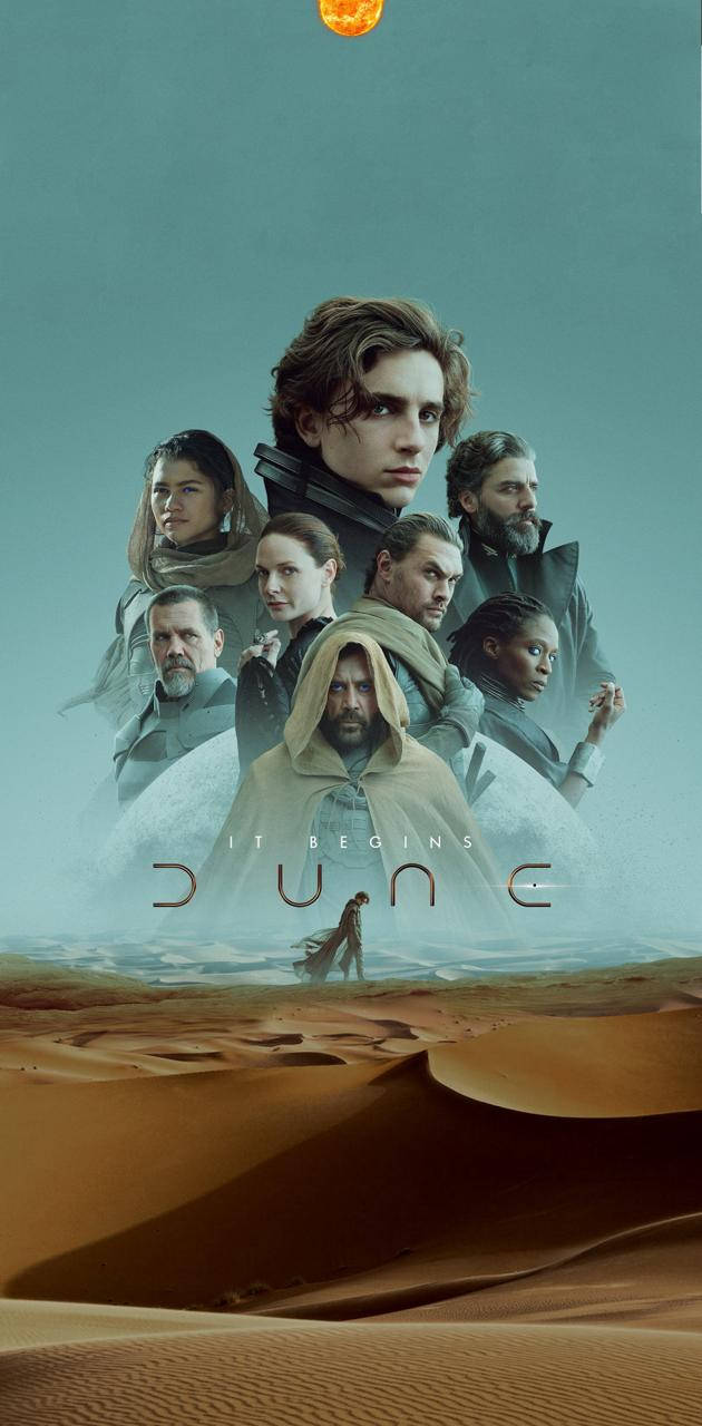Dune 2021 桌布 壁紙 — 一群堅定的角色站在沙漠沙丘頂端，下方是發光的橙色太陽，一個孤獨的身影在下方行走。