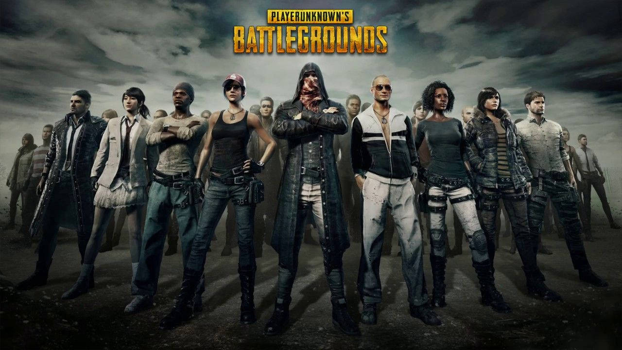 絕地求生 桌布 壁紙 — 一群多元化的 battle royale 玩家身穿戰術裝備，在暴風雨的天空下挑釁地站立，上方有 PUBG 標誌。