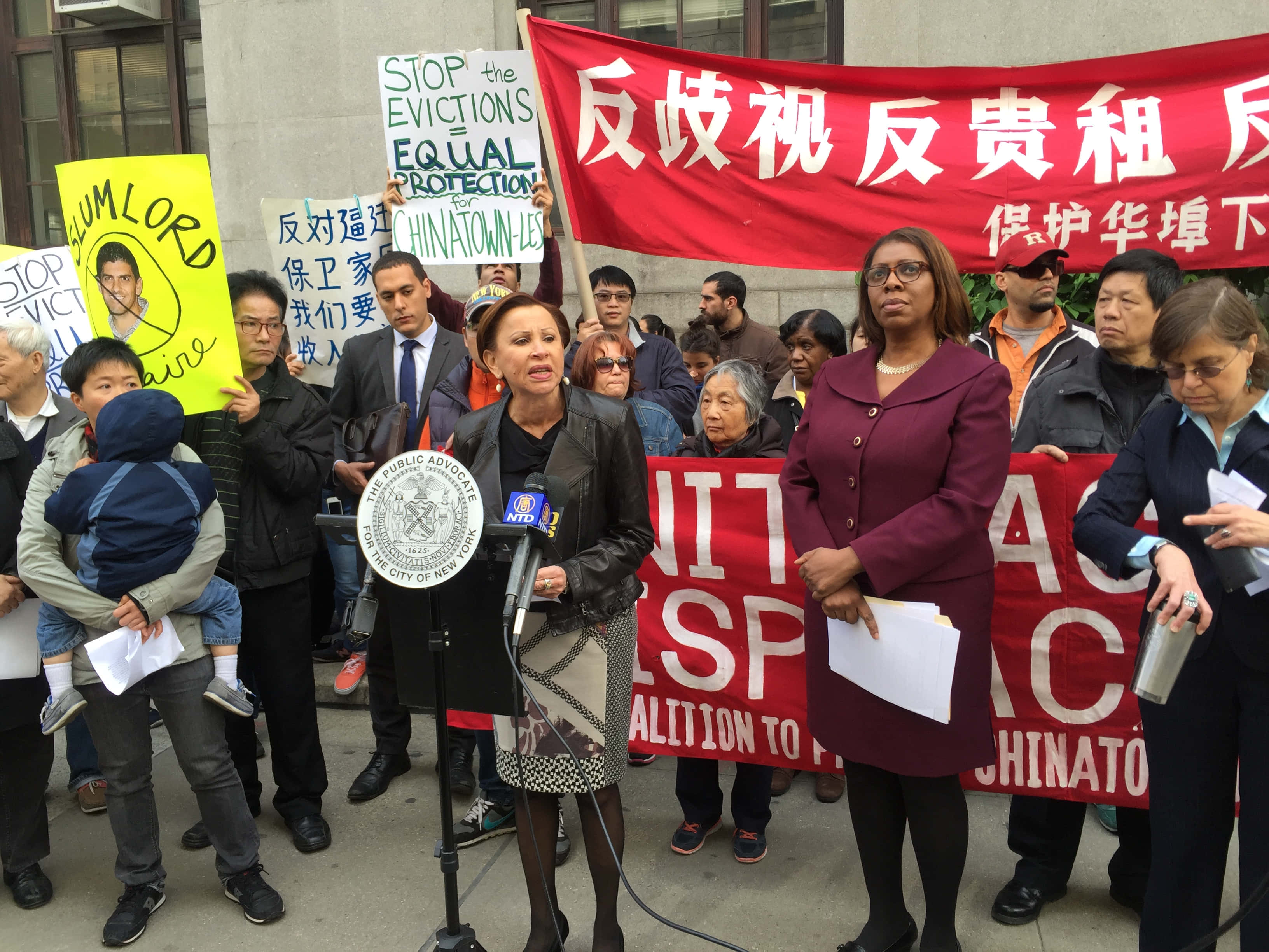 New York 桌布 壁紙 — 一群多元化的抗議者在日間集會期間，在唐人街舉著標語和橫幅，要求住房權利和反歧視。
