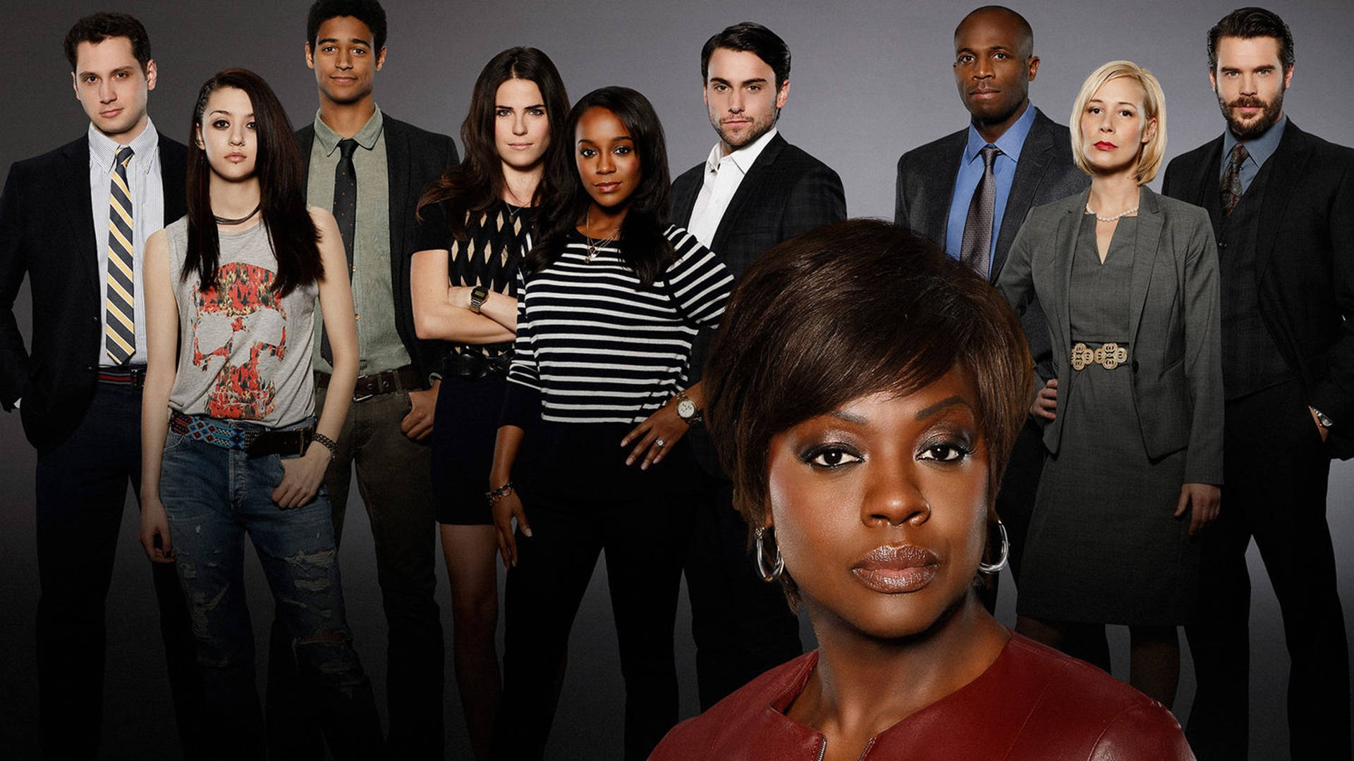 How To Get Away With Murder 桌布 壁紙 — 一群多元背景的演員穿著正式和休閒服裝，在樸素的灰色攝影棚背景前自信地擺姿勢。