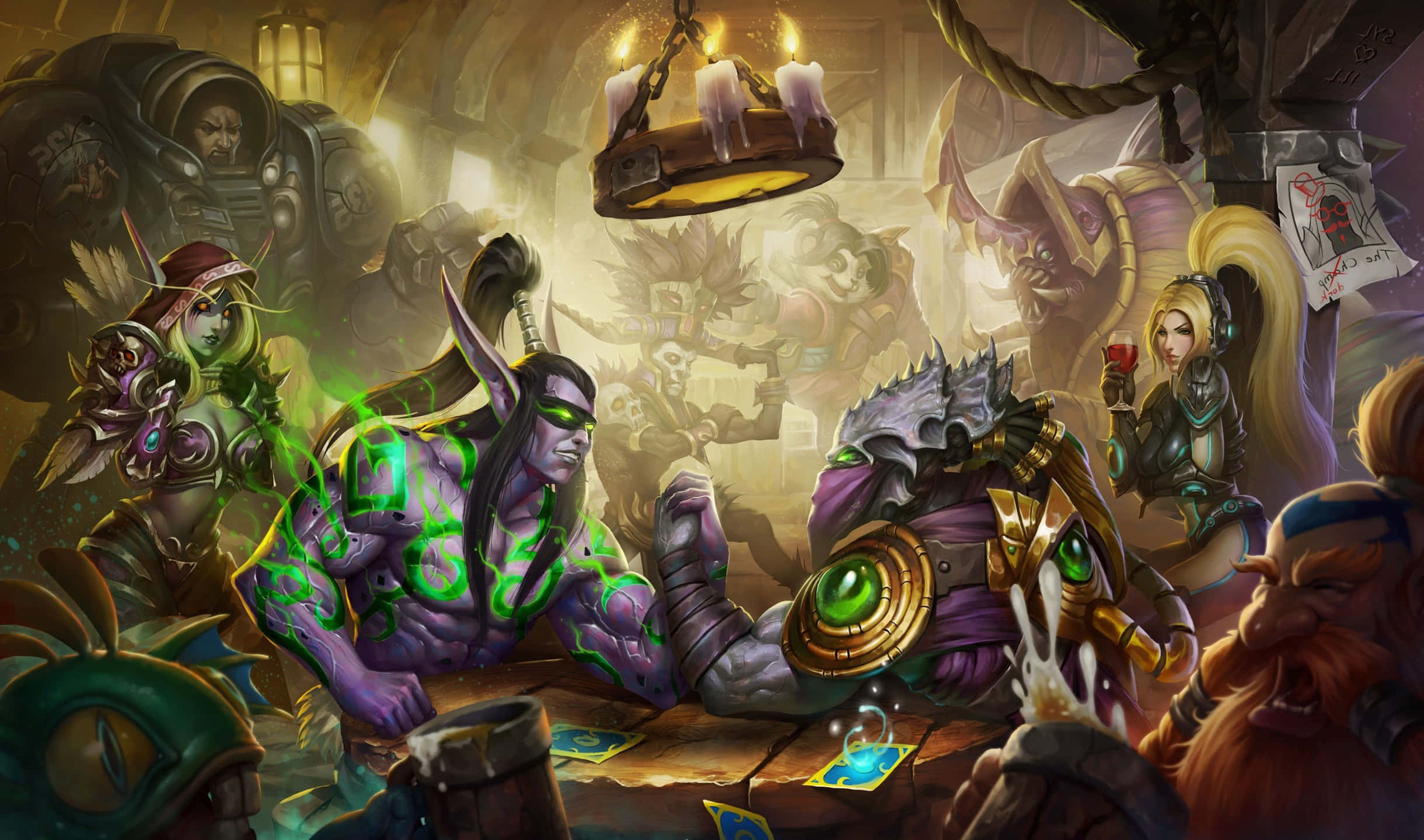 2440x1440 Hearthstone 桌布 壁紙 — 一群奇幻角色聚集在一張桌子周圍，身處燈光昏暗的酒館，由懸掛的蠟燭和發光的綠色魔法照亮。
