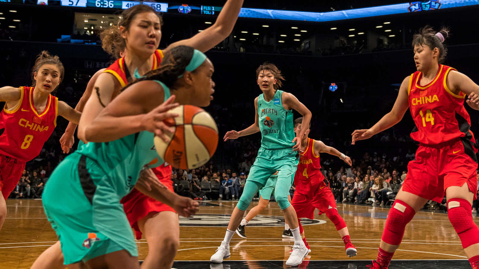一群女子籃球運動員正在進行比賽 壁紙