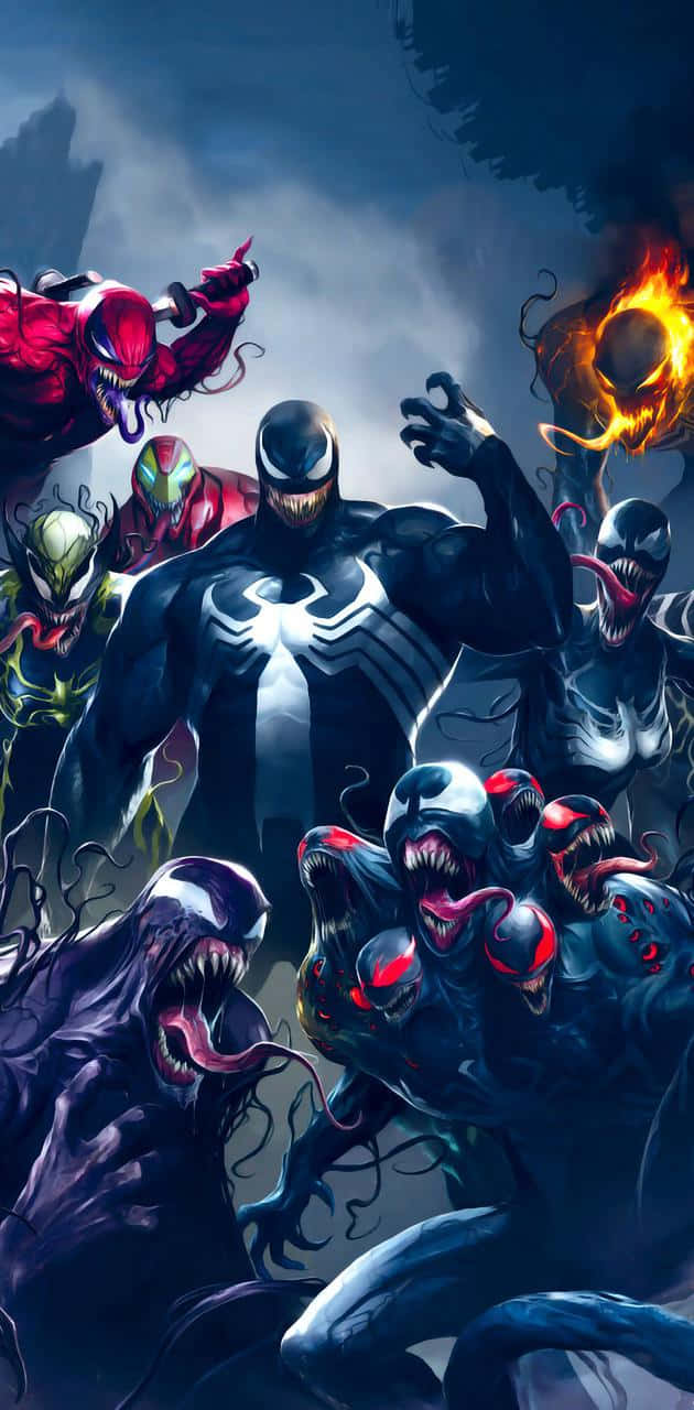 Venomverse 桌布 壁紙 — 一群威脅性的Venom共生體，在黑暗混亂的姿勢中，背景是暴風雨的天空和火焰般的點綴。