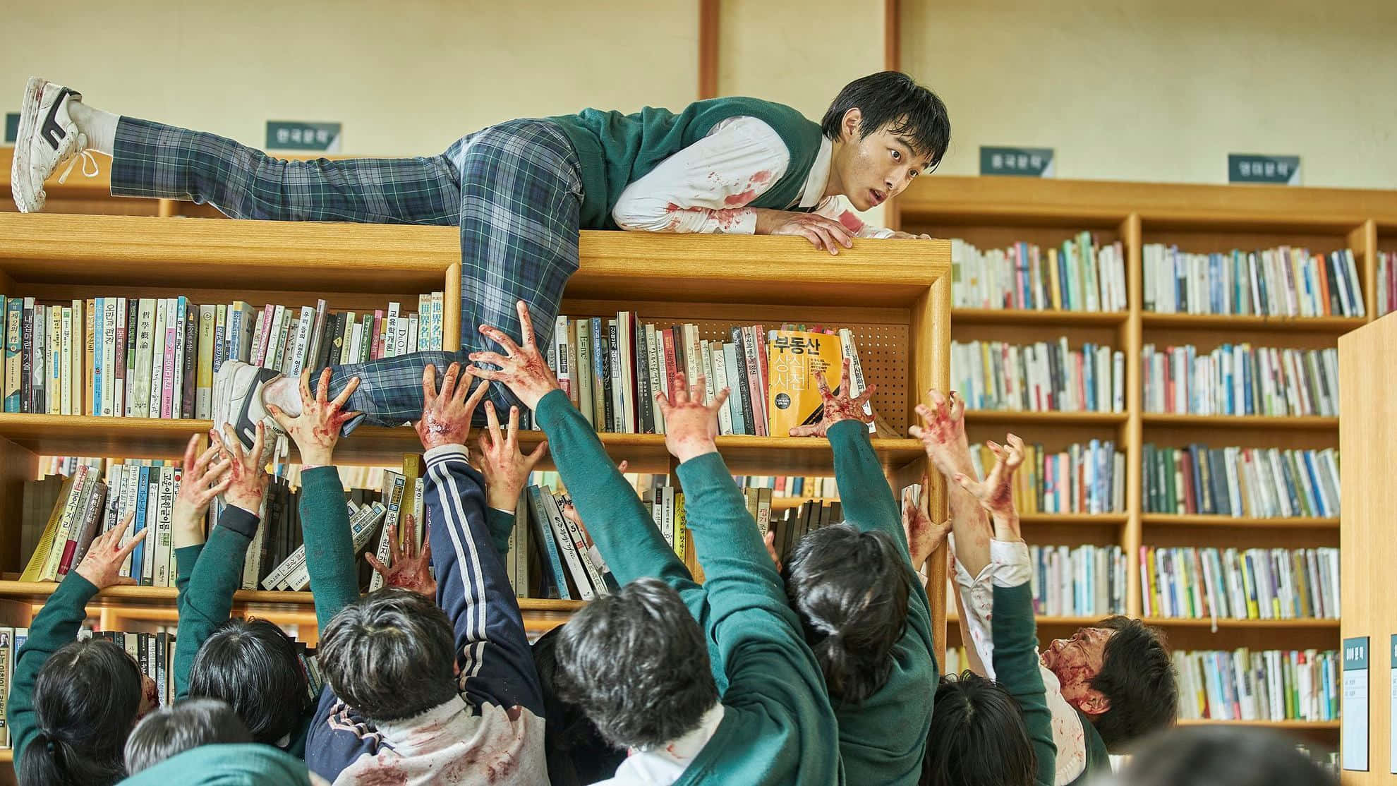一群學生在書架上跳躍 壁紙