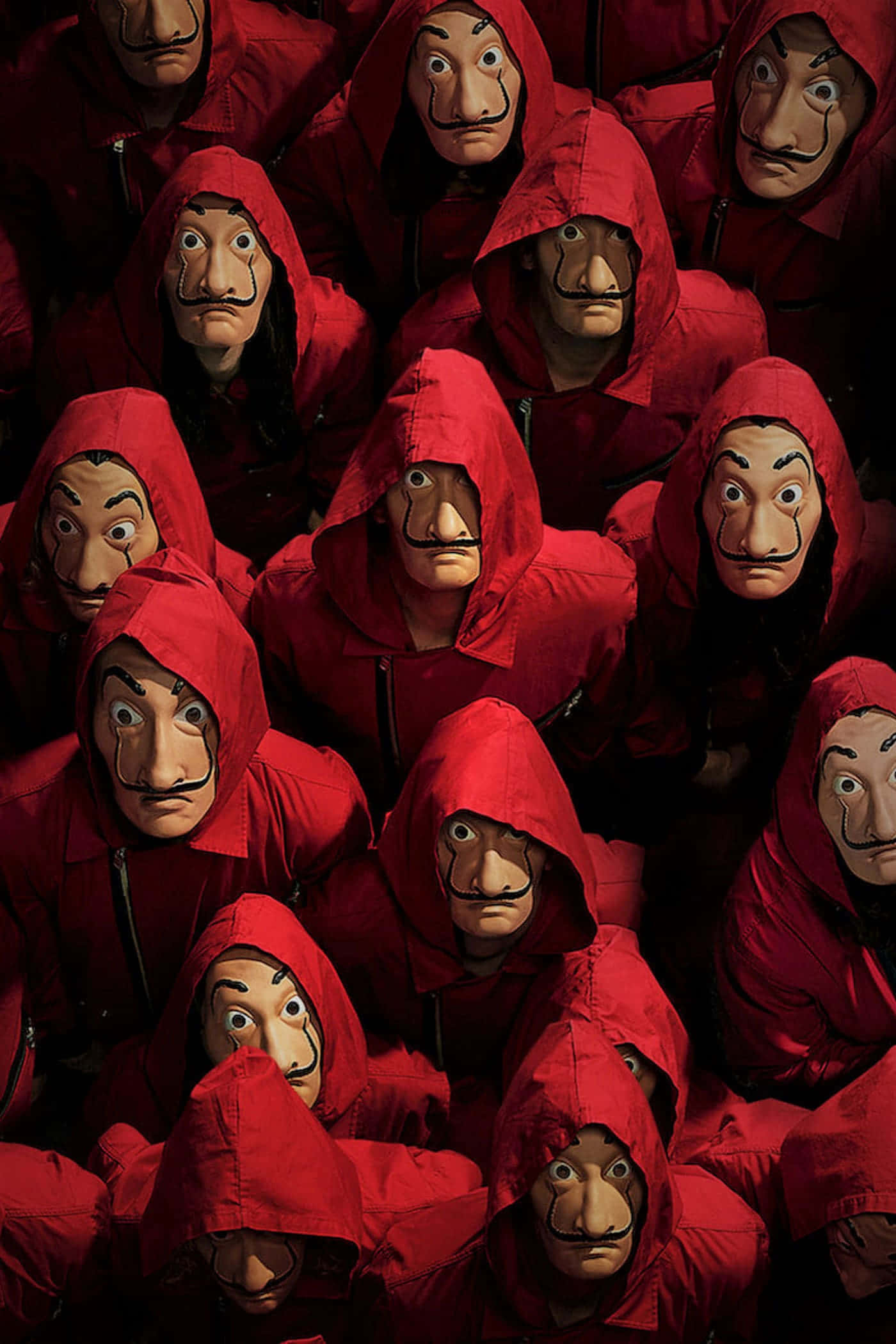 Money Heist Mask 桌布 壁紙 — 一群密集的人物，穿著相同的紅色連帽衣，戴著薩爾瓦多·達利面具，從陰暗深處強烈凝視。