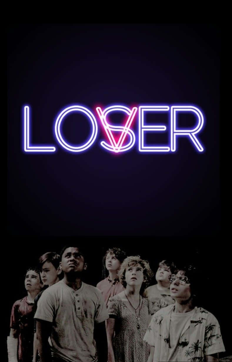 loser 桌布 壁紙 — 一群年輕人在黑暗背景下，抬頭仰望一個以紫色和粉紅色調拼出「LOSER」的發光霓虹招牌。