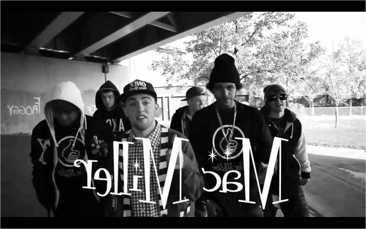 Mac Miller 桌布 壁紙 — 一群年輕男子在都市高架橋下以塗鴉和樹木為背景擺姿勢的黑白照片。