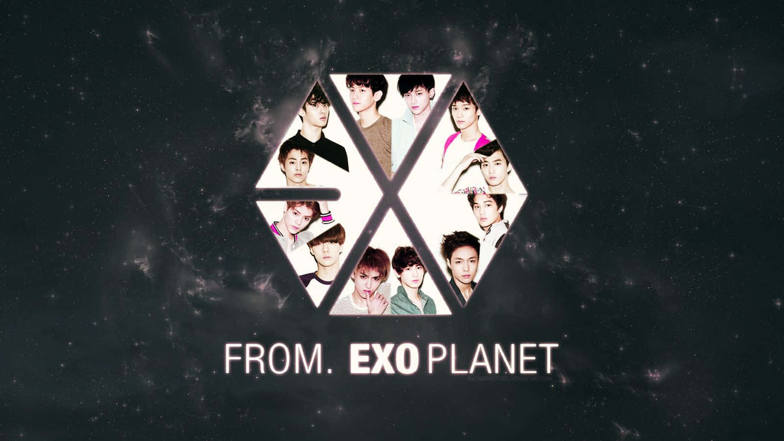 K-pop 桌布 壁紙 — 一群年輕男子排列成鑽石形標誌，背景是星空宇宙，下方有發光文字。