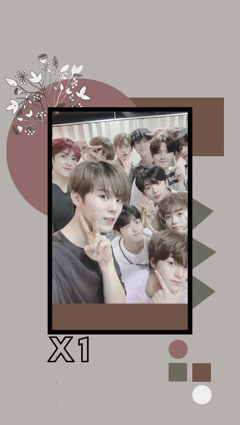 K-pop 桌布 壁紙 — 一群年輕男性以自拍姿勢，被裝飾性幾何形狀和花卉圖案框住，背景柔和。