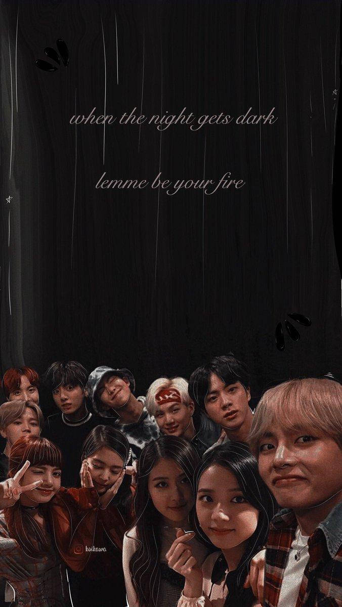 Jungkook Aesthetic 桌布 壁紙 — 一群年輕的K-pop偶像在黑暗的雨景背景下溫暖地擺姿勢，並有發光文字寫著「when the night gets dark lemme be your fire」。