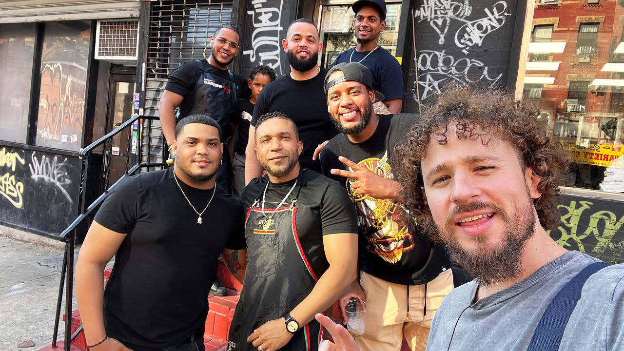 Friends 桌布 壁紙 — 一群微笑的男子在佈滿塗鴉的都市樓梯上自拍，背景是磚造建築。