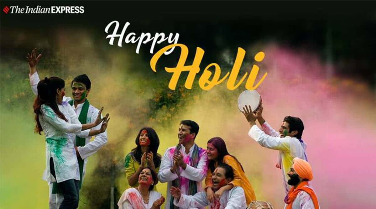 Holi 桌布 壁紙 — 一群快樂的人們在充滿活力的煙霧背景下，用彩色粉末和笑聲慶祝灑紅節。