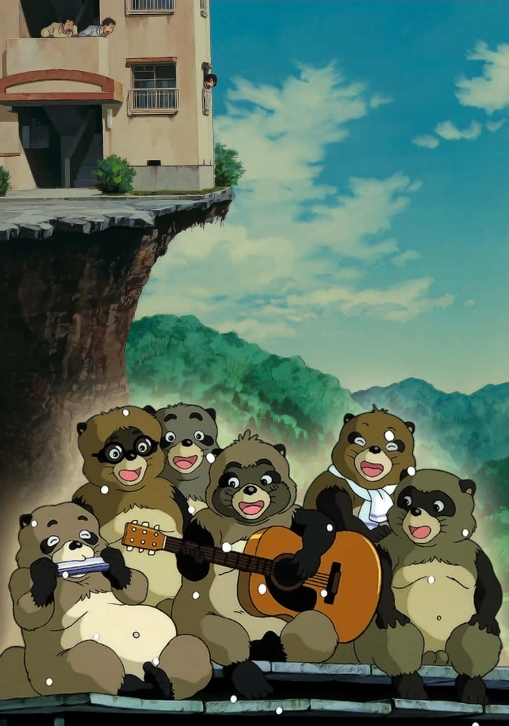 pom poko 桌布 壁紙 — 一群快樂的動畫浣熊在懸崖邊的岩石上彈吉他和口琴，背景是晴朗的藍天和 fluffy 雲朵。