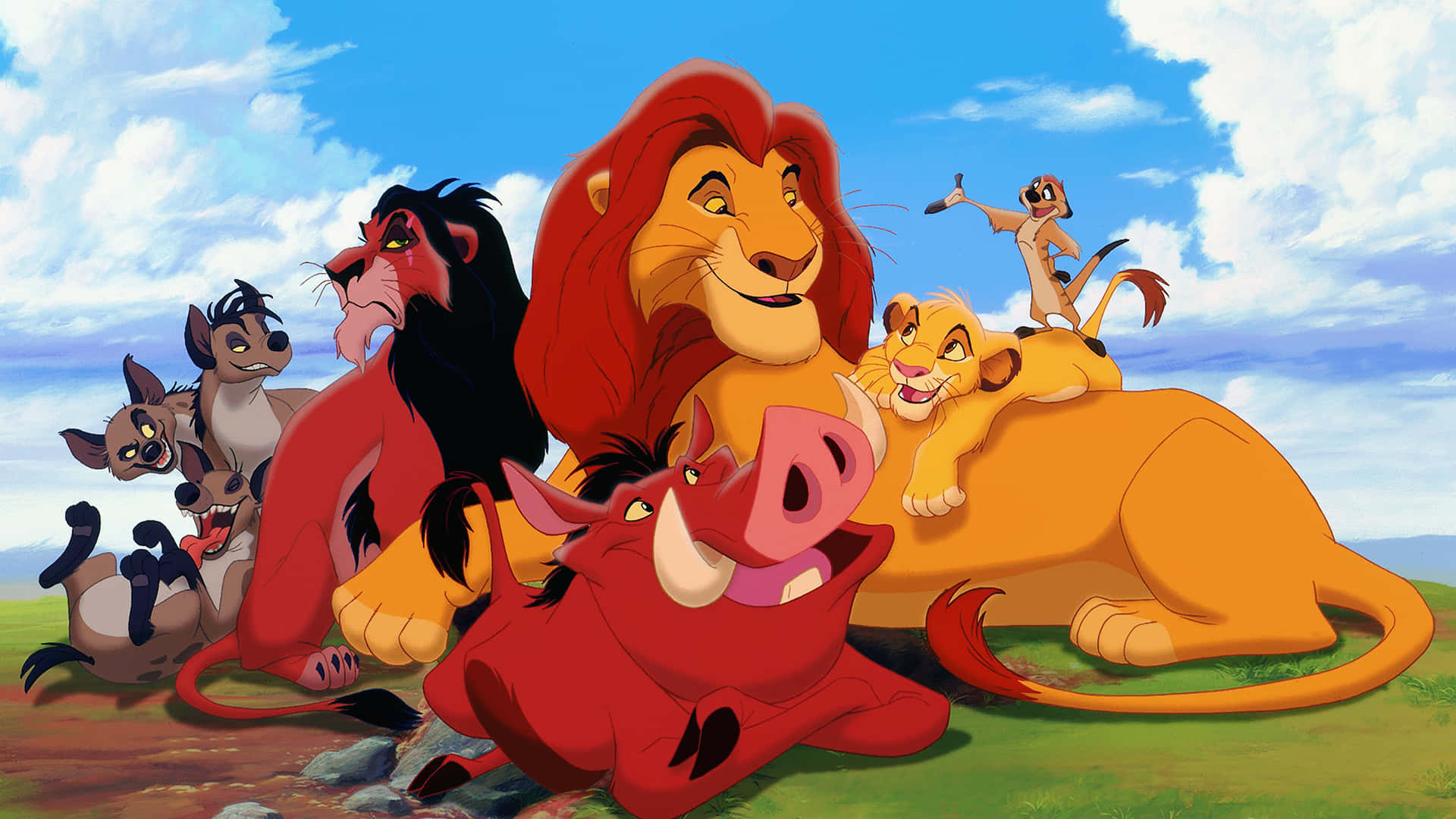 Lion King Scar 桌布 壁紙 — 一群快樂的動畫獅子、鬣狗和一隻疣豬在晴朗的藍天下聚集在長滿草的稀樹草原上。