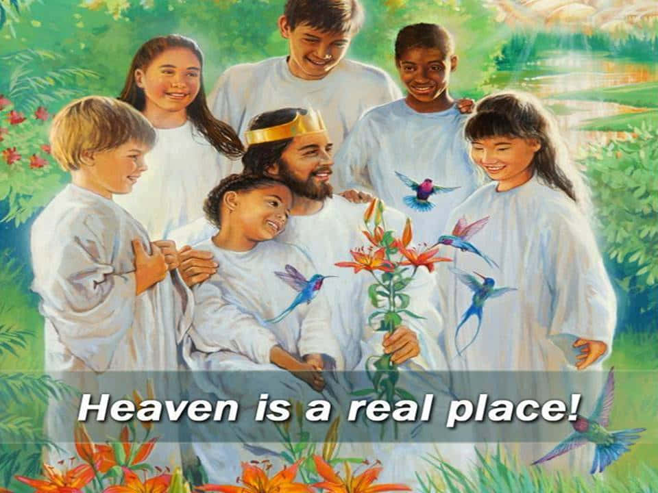天堂 桌布 壁紙 — 一群快樂的孩子和一位留鬍鬚的白袍男子聚集在一朵鮮豔的橙色百合花周圍，蜂鳥在附近茂盛的花園中飛舞。