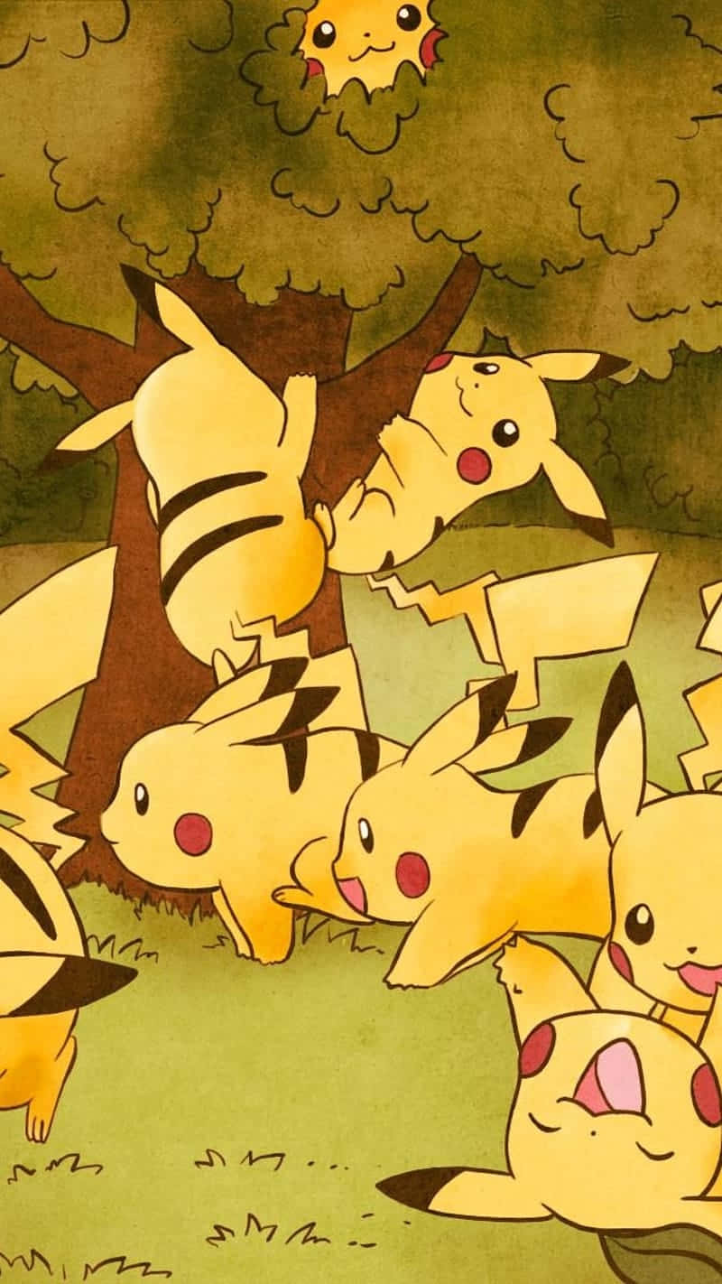 Pokemon Posters 桌布 壁紙 — 一群快樂的皮卡丘在色調溫暖的插畫森林場景中頑皮地爬樹和聚集在樹周圍。
