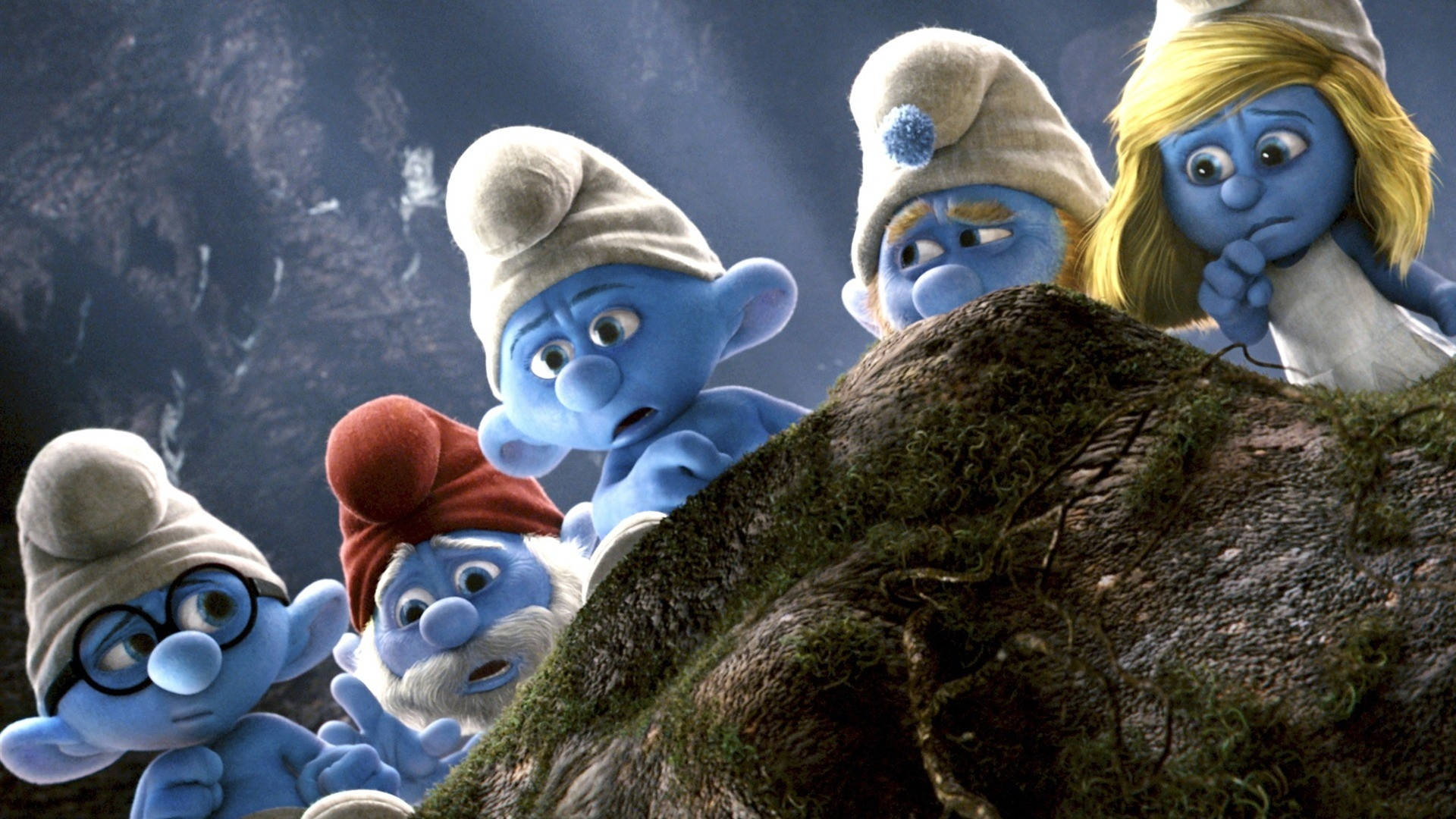 Smurfs 桌布 壁紙 — 一群戴白帽的藍色藍精靈在黑暗森林中，在長滿苔蘚的岩石上窺視，表情擔憂。