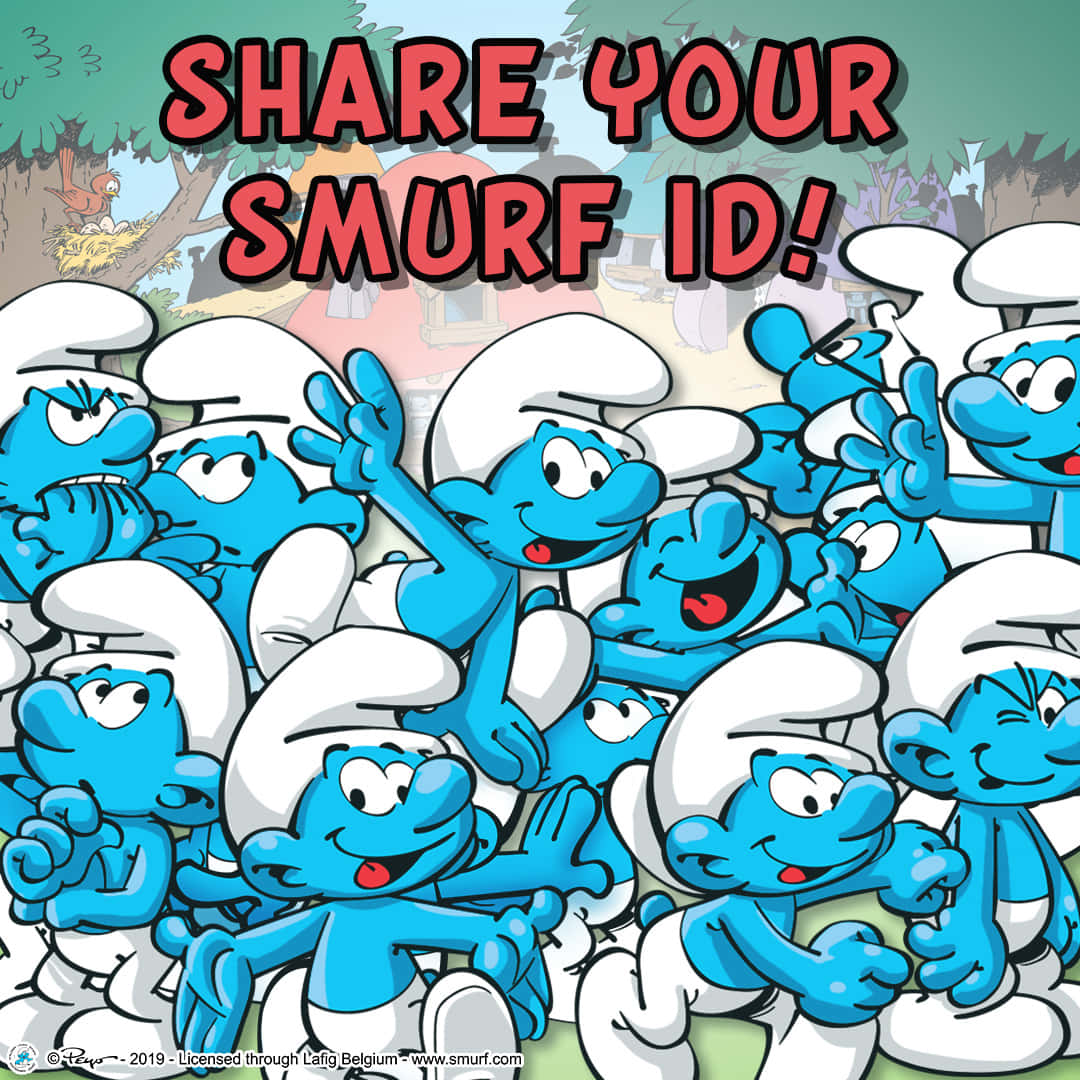Smurf 桌布 壁紙 — 一群戴白帽的藍色藍色小精靈，在森林背景下興奮地擺姿勢，並配有粗體紅色文字。