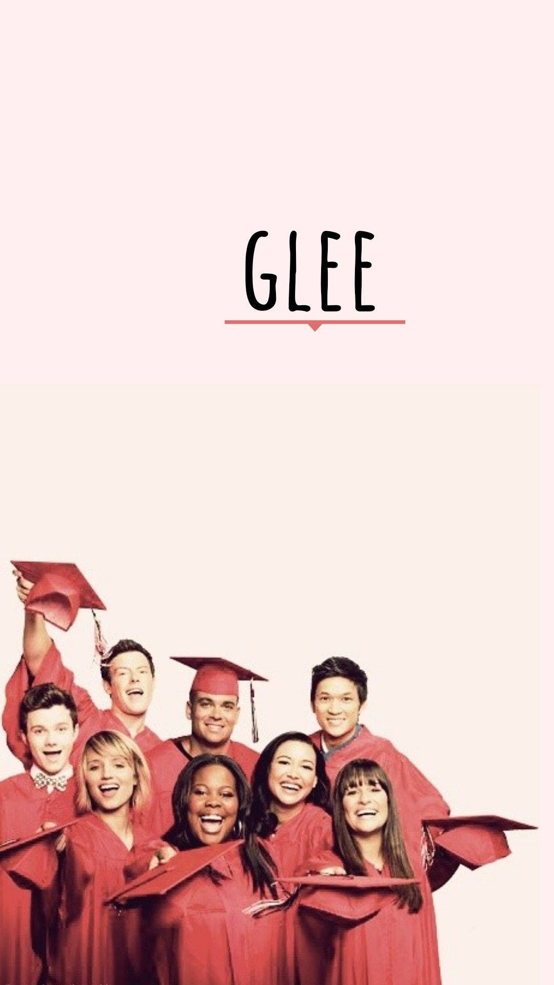 tv 桌布 壁紙 — 一群戴著紅色帽子和長袍的快樂畢業生，在他們上方有GLEE字樣，愉快地擺姿勢。
