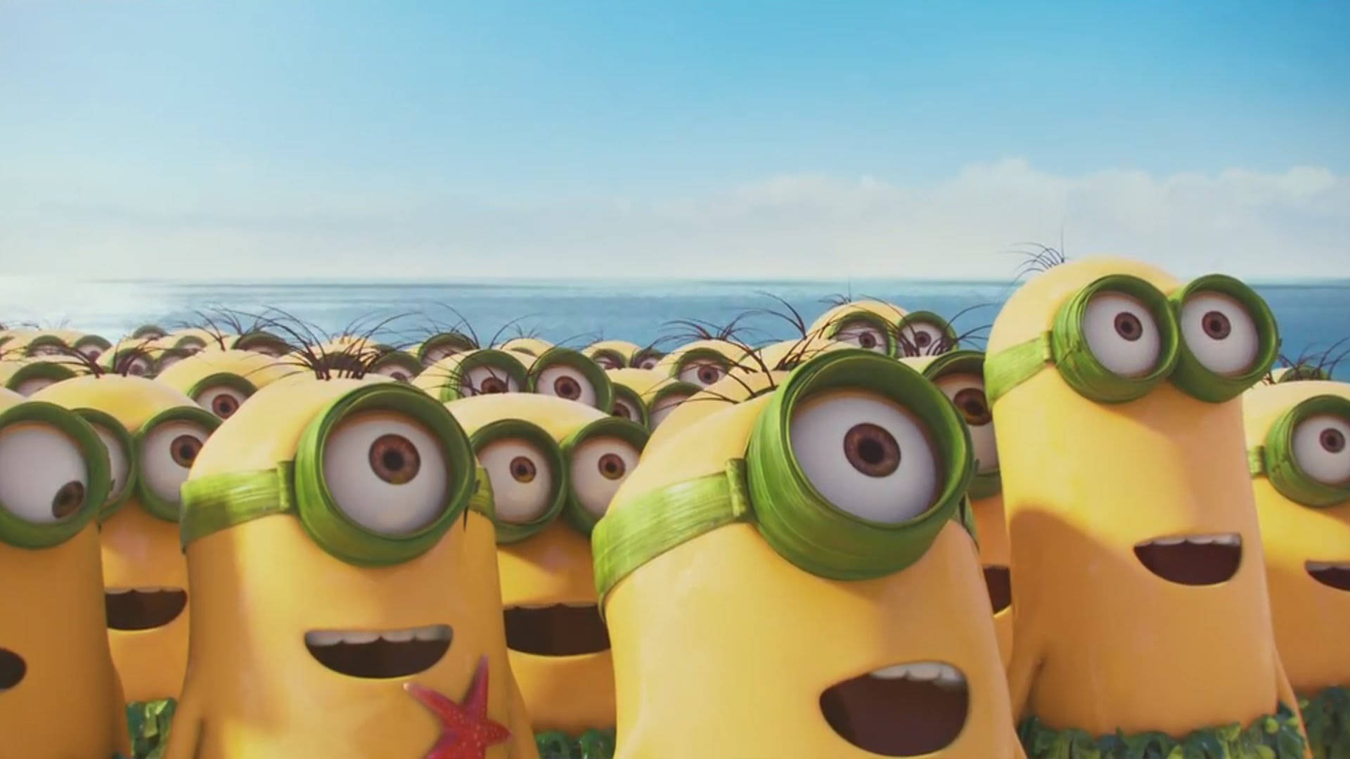 minions the rise of gru 桌布 壁紙 — 一群戴著綠色護目鏡的黃色Minions，在晴朗藍天下站在海邊的草地上。