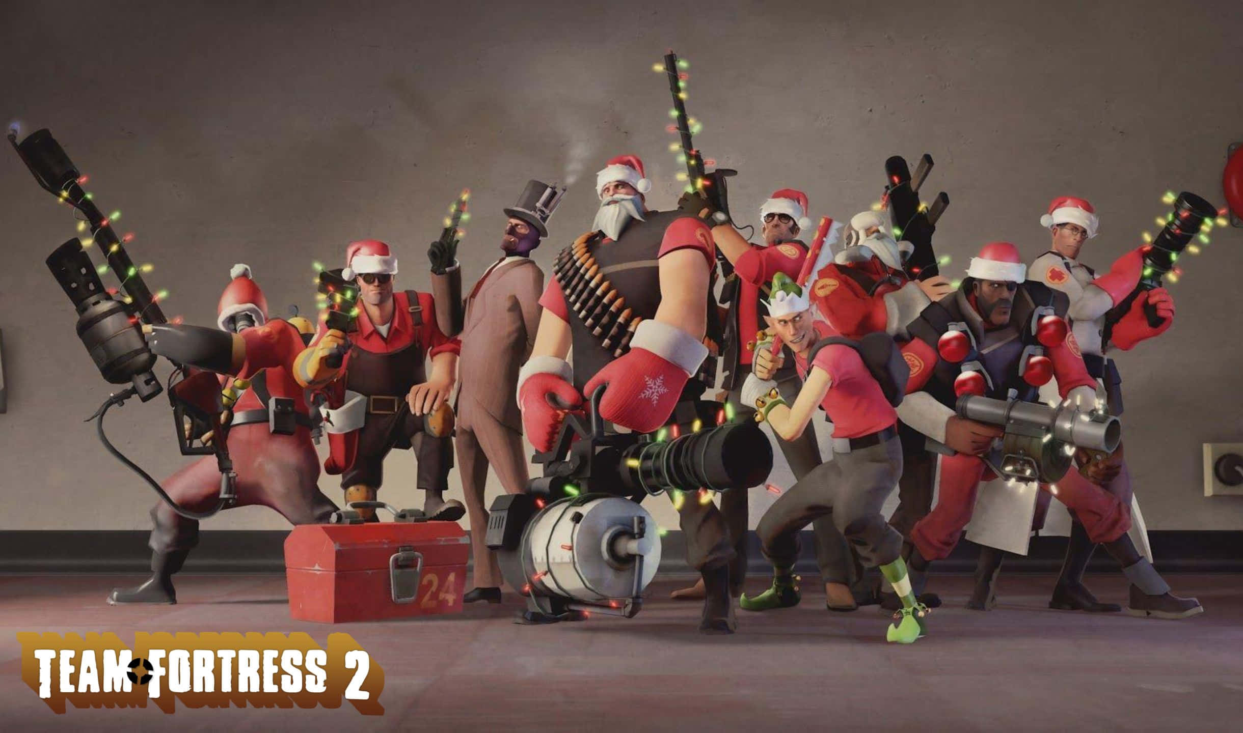 2440x1440 Tf2 桌布 壁紙 — 一群戴著聖誕帽的 Team Fortress 2 角色，在燈光昏暗的房間裡揮舞著節日主題武器。