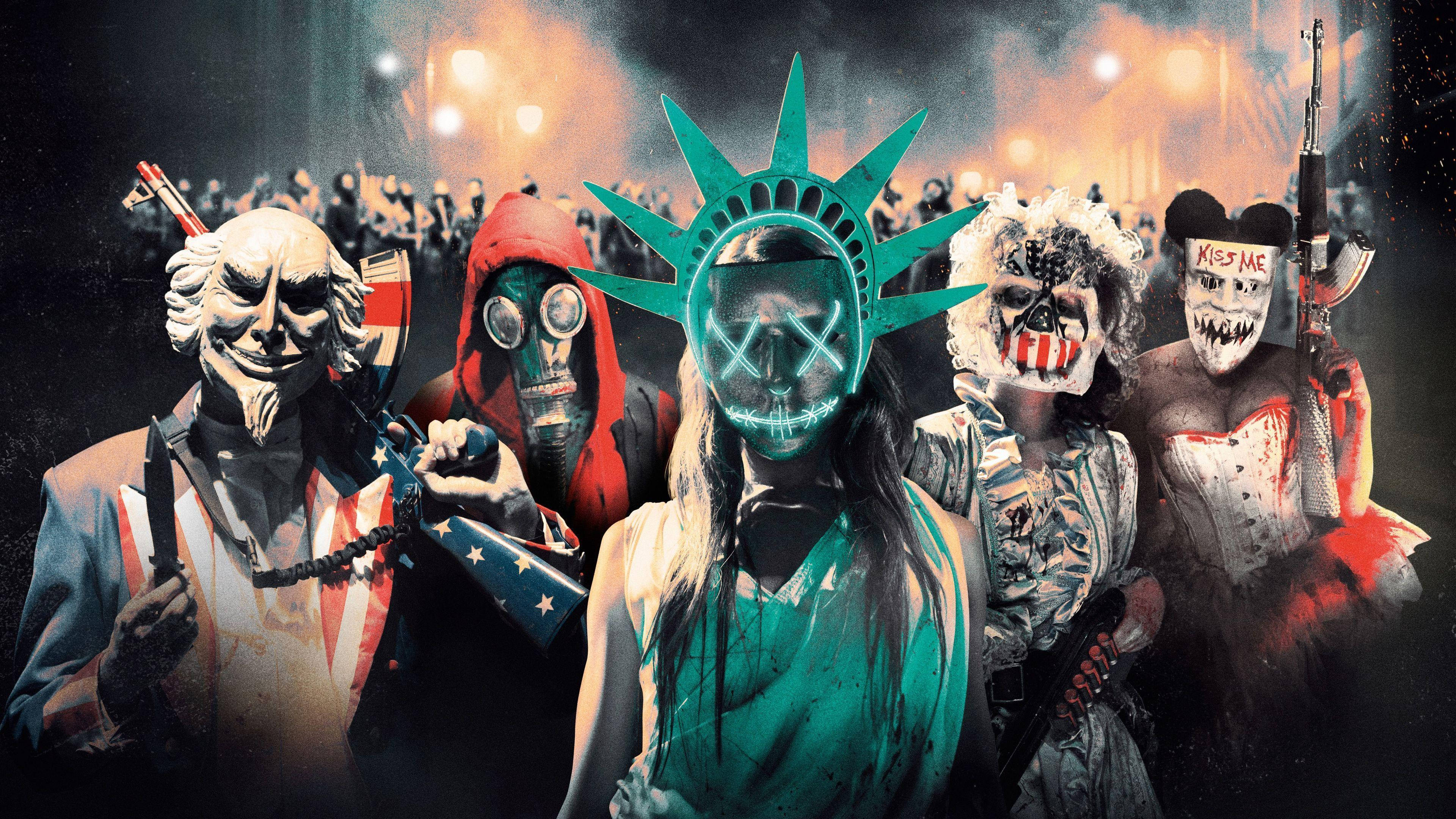 Purge 桌布 壁紙 — 一群戴著面具、身穿美國主題服裝、手持武器的人物，站在黑暗、煙霧瀰漫的城市環境中。