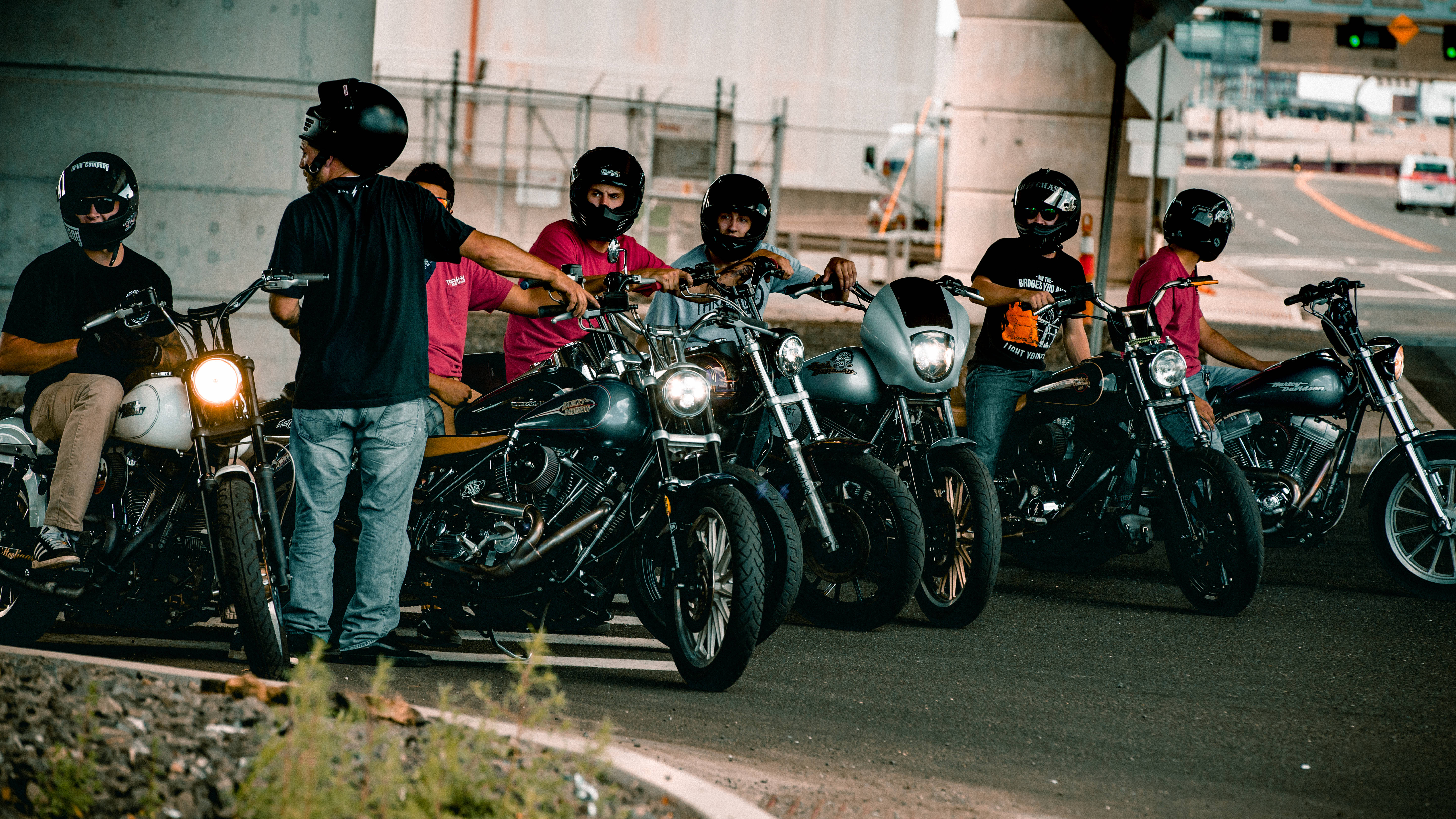 Ktm Bike 桌布 壁紙 — 一群戴著頭盔的摩托車手在黃昏時分聚集在天橋下，車頭燈閃爍。