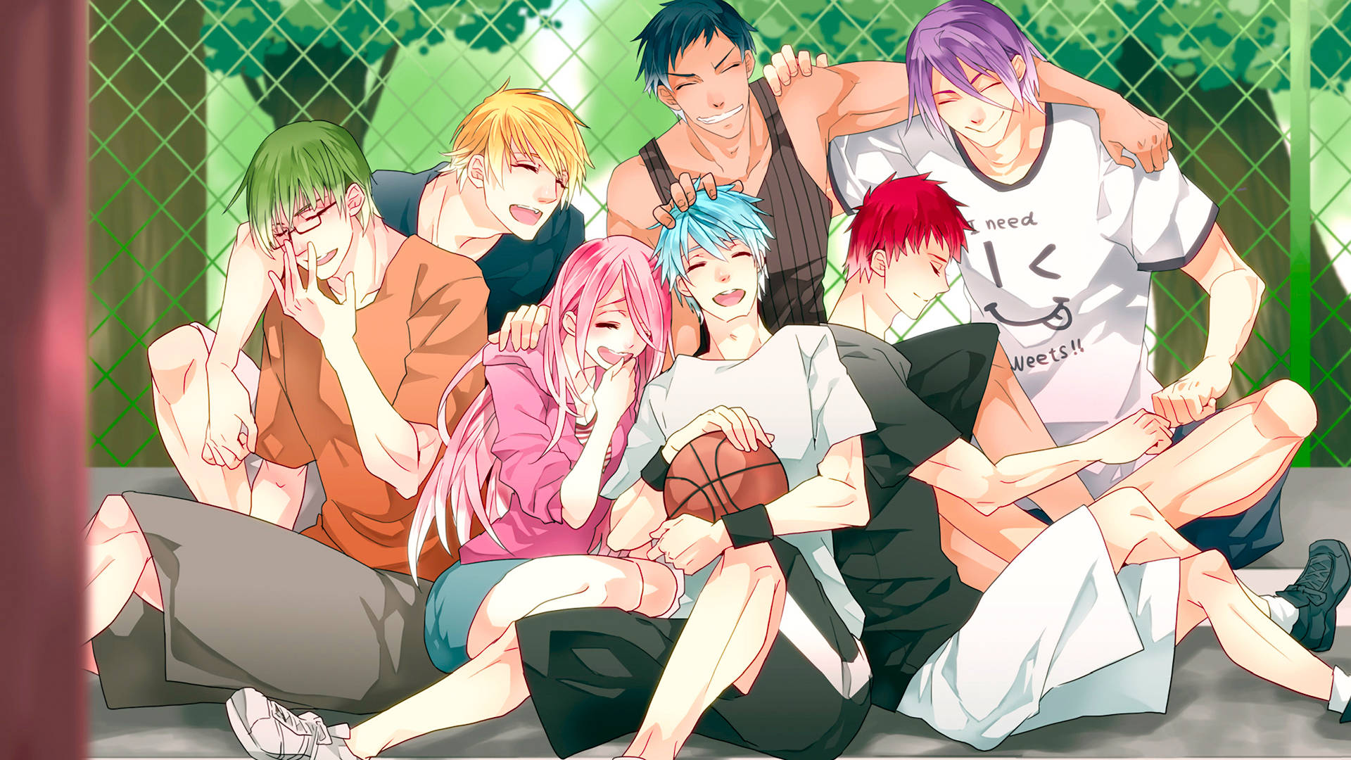 Kuroko No Basket 桌布 壁紙 — 一群擁有色彩繽紛頭髮的動漫青少年在綠色鐵絲網下的籃球場長椅上一起大笑和放鬆。