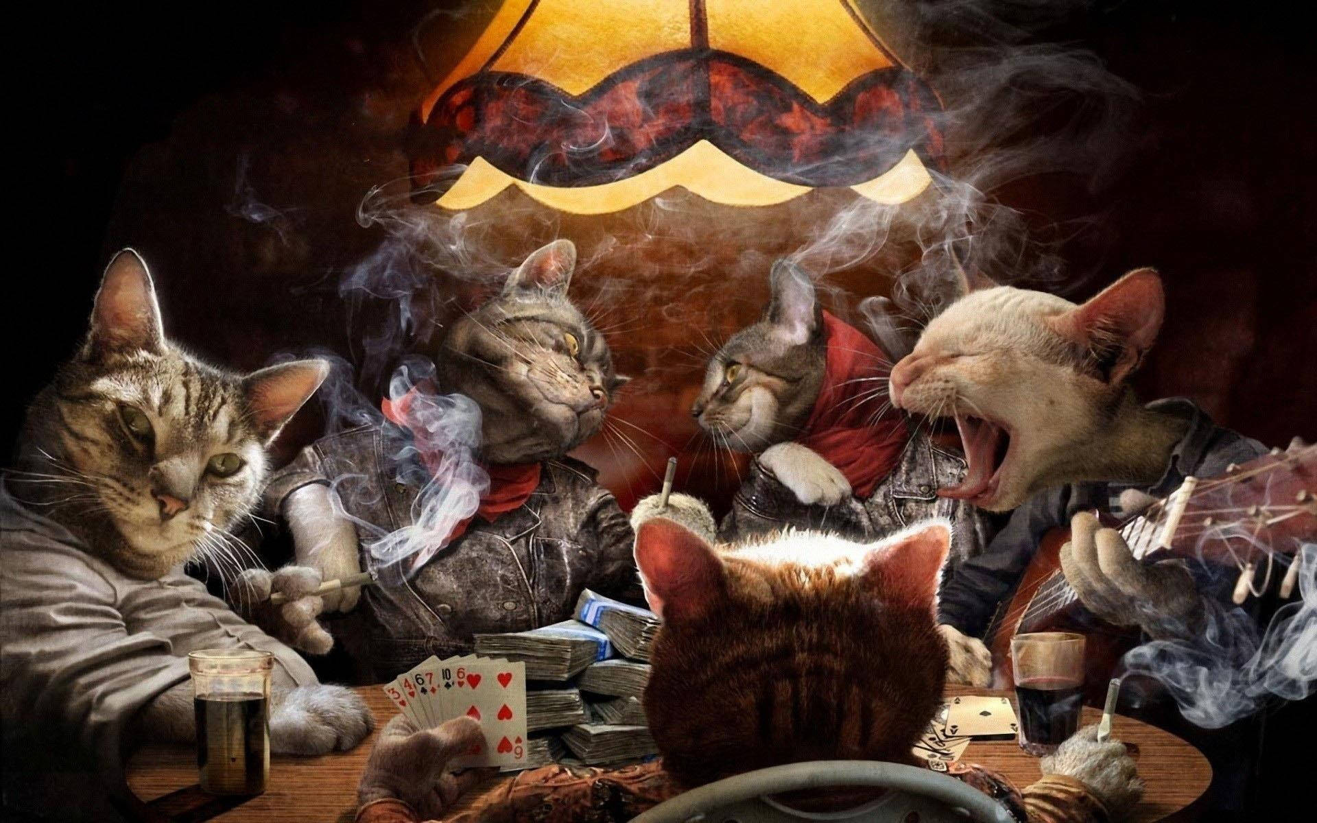 Poker 桌布 壁紙 — 一群擬人化的貓咪在煙霧瀰漫、燈光昏暗的巢穴中，圍著木桌玩撲克牌和抽雪茄。