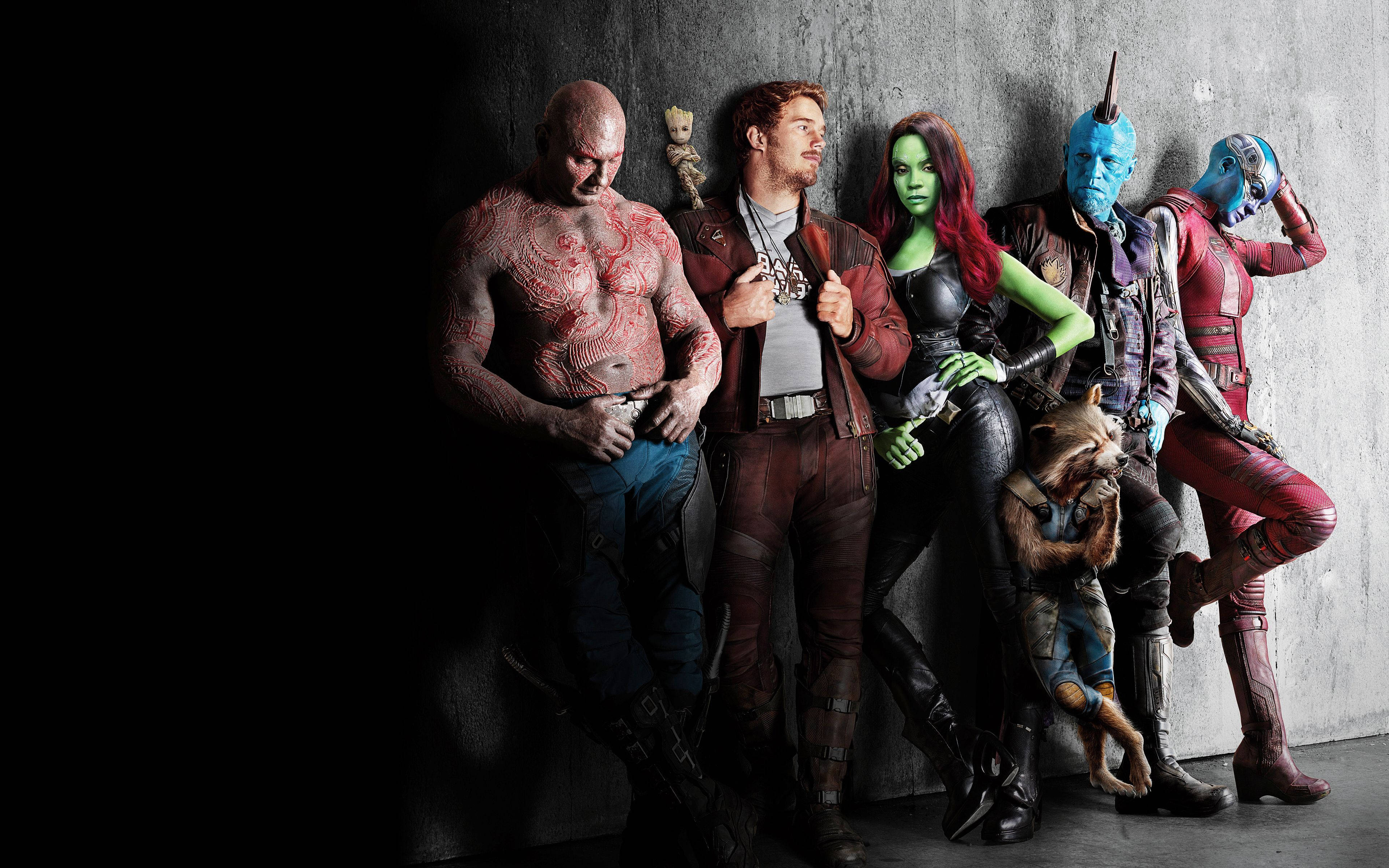 4K Guardians Of The Galaxy 桌布 壁紙 — 一群星際異攻隊角色在戲劇性燈光下，於粗糙的混凝土牆前擺姿勢。