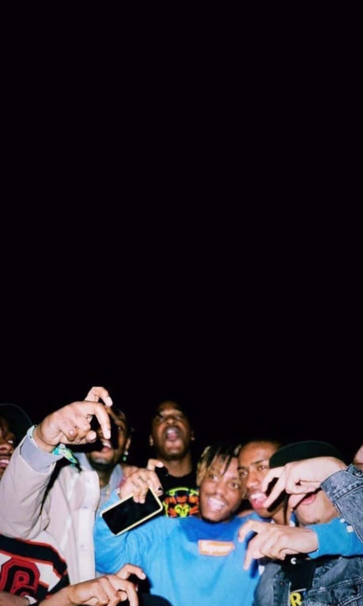 Rap 桌布 壁紙 — 一群朋友在漆黑的夜空下，以富有表現力的面孔和休閒街頭服飾，頑皮地擺姿勢自拍。