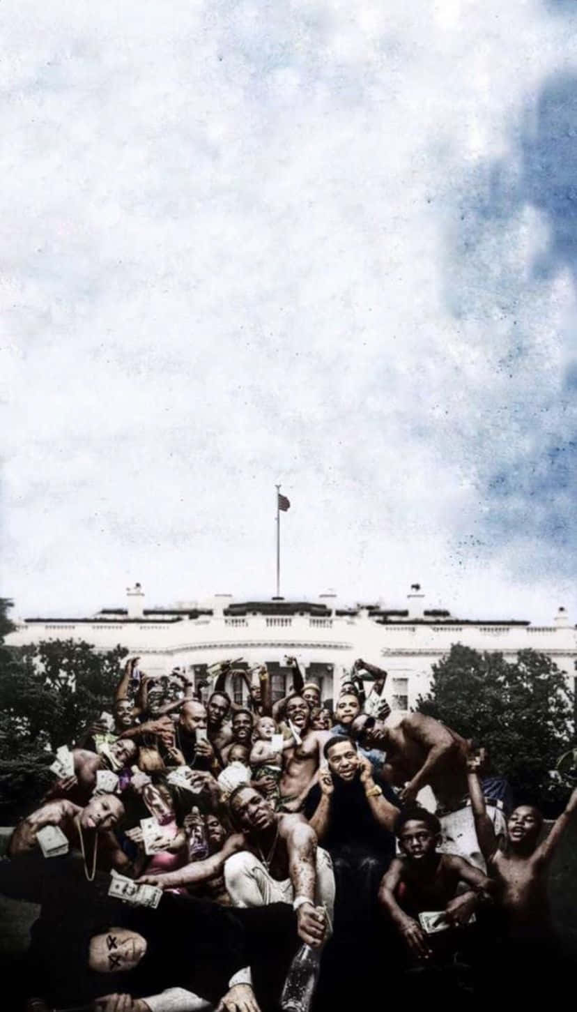 Hip Hop Album Covers 桌布 壁紙 — 一群歡呼的人群在白宮前，在陰天之下手持金錢和瓶子慶祝。