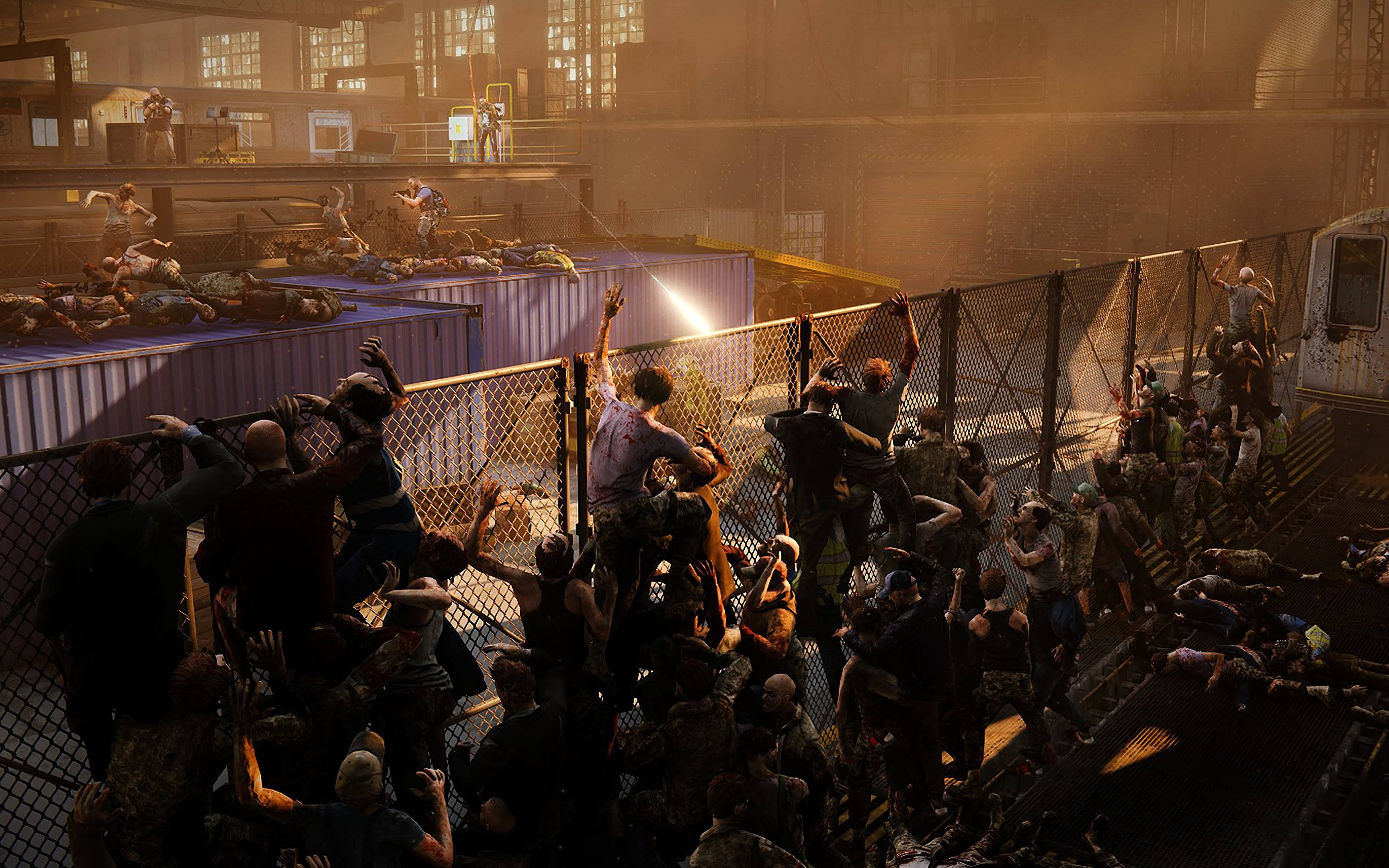 world war z 4K 桌布 壁紙 — 一群混亂的倖存者在日落時分的塵土飛揚的工業庭院中對抗殭屍。
