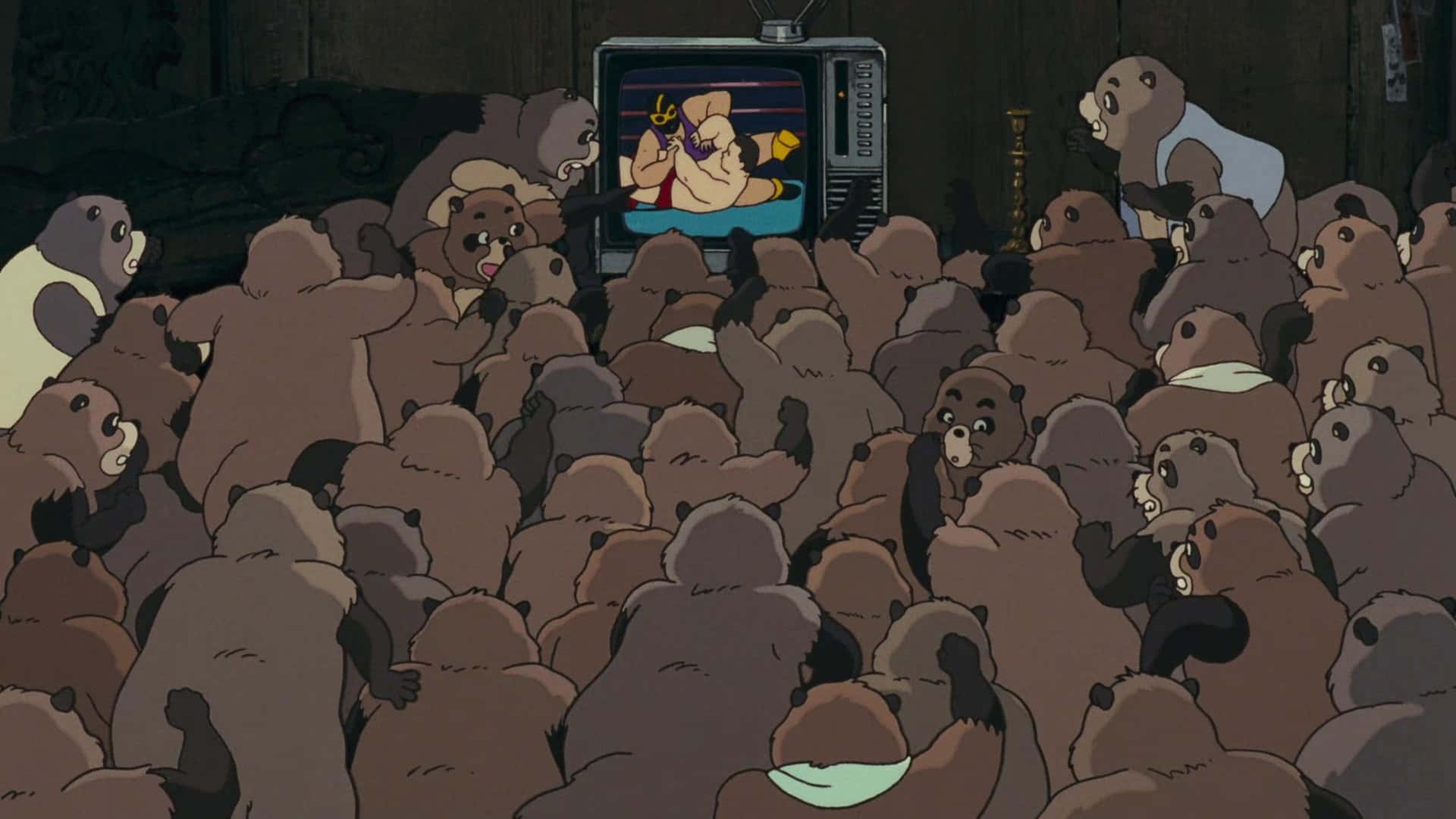 pom poko 桌布 壁紙 — 一群熊在昏暗的房間裡觀看一部播放摔角比賽的復古電視。