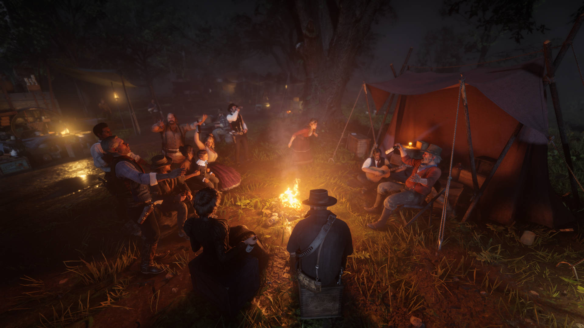 Campfire 桌布 壁紙 — 一群牛仔在夜晚聚集在森林空地的營火旁，附近有一個帳篷。